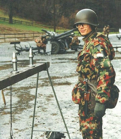 大猫徽章拍卖 第286期 瑞士M71钢盔是瑞士军队1971年列装的制式钢盔，1975年正式配发，黑色涂装是瑞士特殊部队的涂装，十分少见，头围可调整54到58之间。