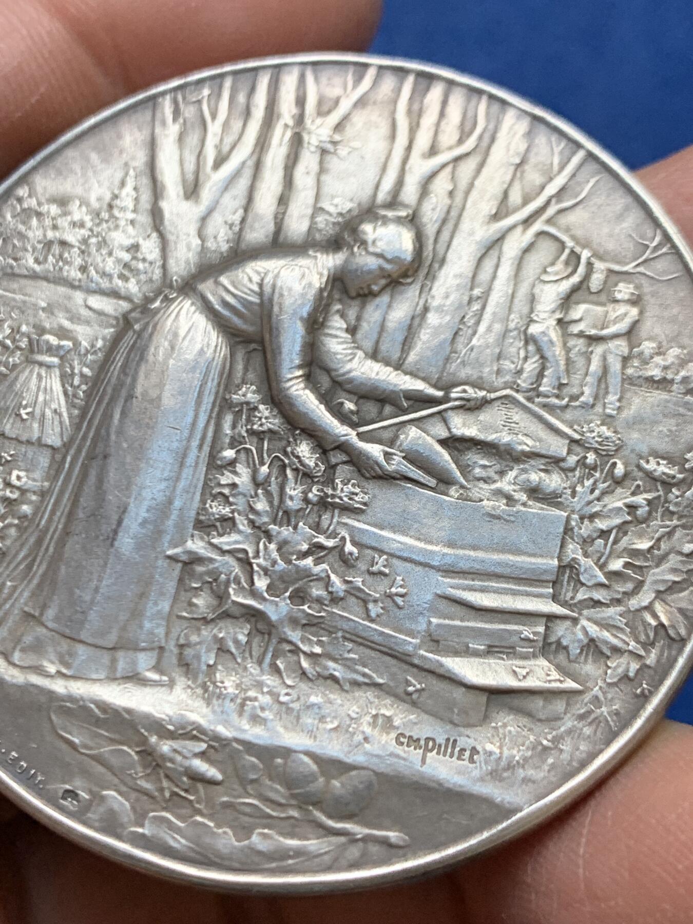 《竞宝斋》第456场 周日，周一，周二   3场连拍 （全场包邮）欢迎送拍 名家名作CM.Pillet 采蜜的少女大银章 菱形银标 60克 50.5mm