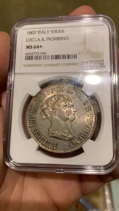《竞宝斋》第456场 周日，周一，周二   3场连拍 （全场包邮）欢迎送拍 唯一冠军分 NGC MS64+ 意大利卢卡1807年 5法郎大银币 包浆打制都非常好 顶级状态 可遇不可求 24年64分21000成交