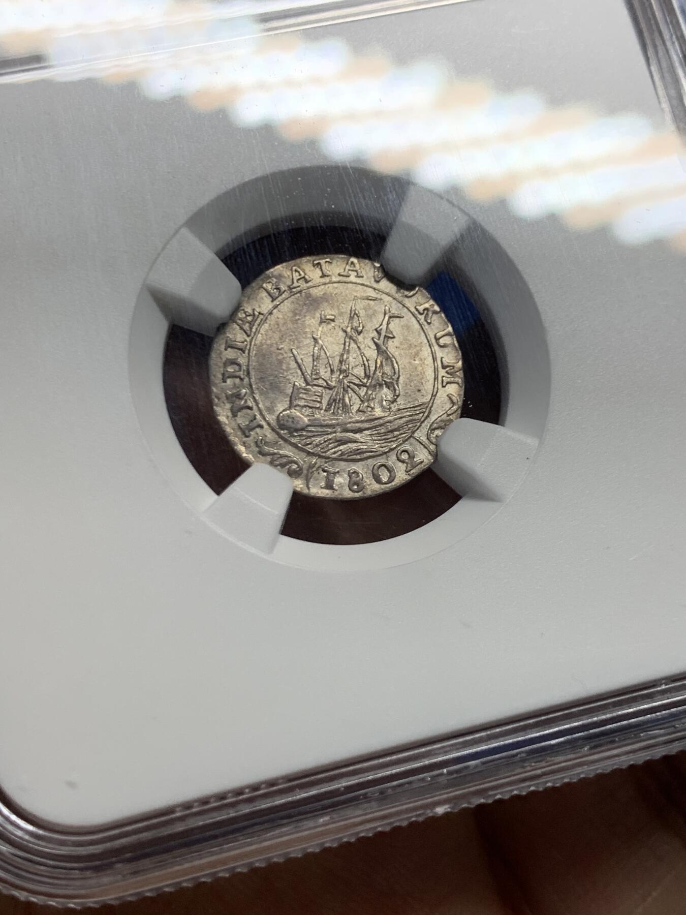 《竞宝斋》第456场 周日，周一，周二   3场连拍 （全场包邮）欢迎送拍 NGC UNC 荷属东印度群岛 1802年  巴达维亚共和国（1800-1806） 1/16古尔登 银币 自然状态 感觉错杀了