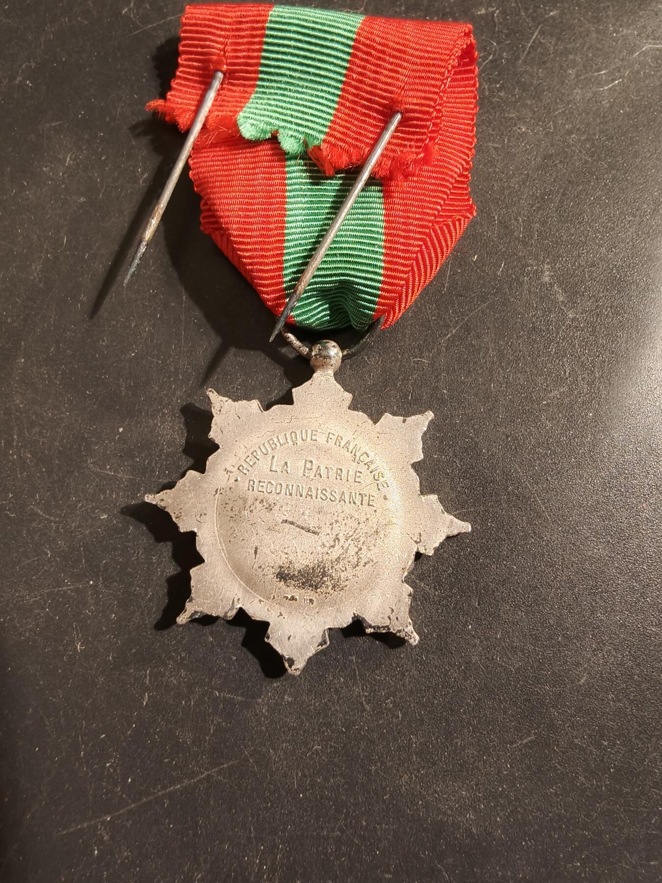 老王徽章第176期 法国银级军官级母亲奖章