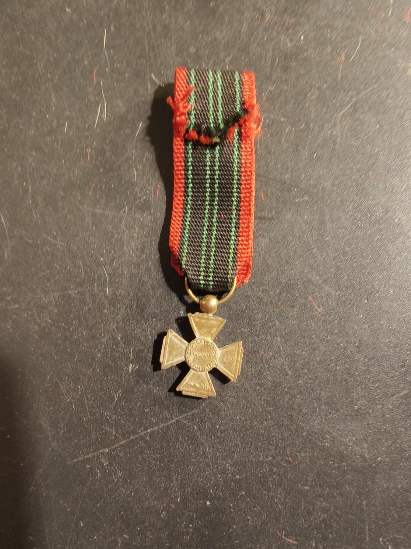 老王徽章第176期 自由法国二战志愿者服役十字奖章迷你章