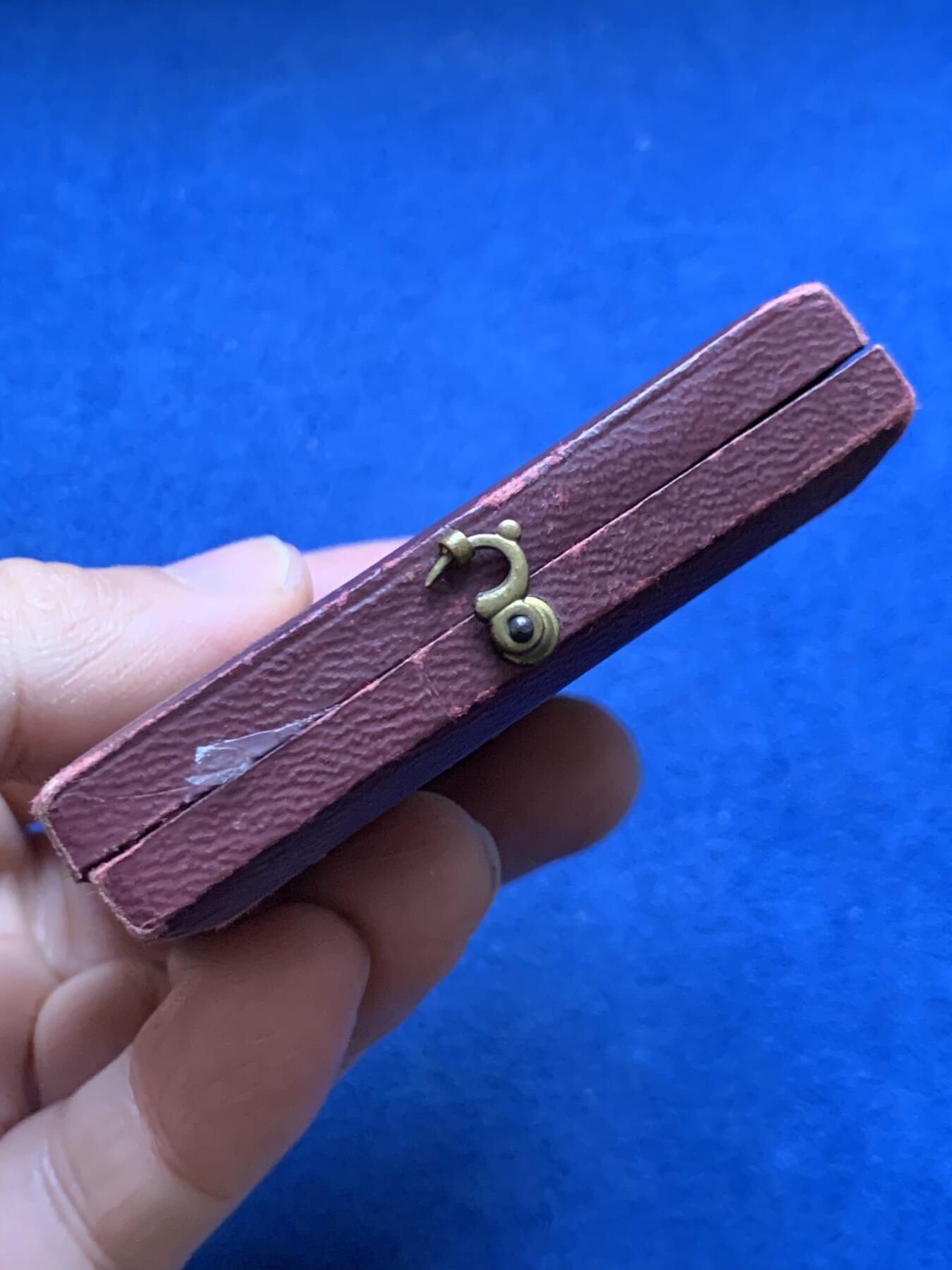 《竞宝斋》第456场 周日，周一，周二   3场连拍 （全场包邮）欢迎送拍 江心垂钓银章 菱形 野猪头银标 34.2克 41mm 带盒