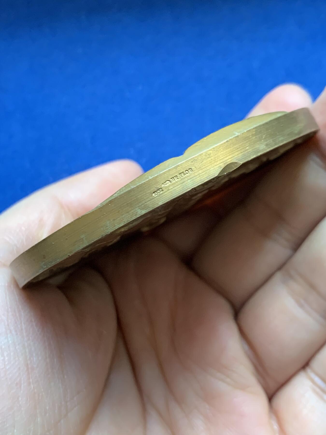 《竞宝斋》第456场 周日，周一，周二   3场连拍 （全场包邮）欢迎送拍 法国元帅让·德拉特尔·德·塔西尼大铜章 1992丰饶角铜标 191.7克 71.5mm