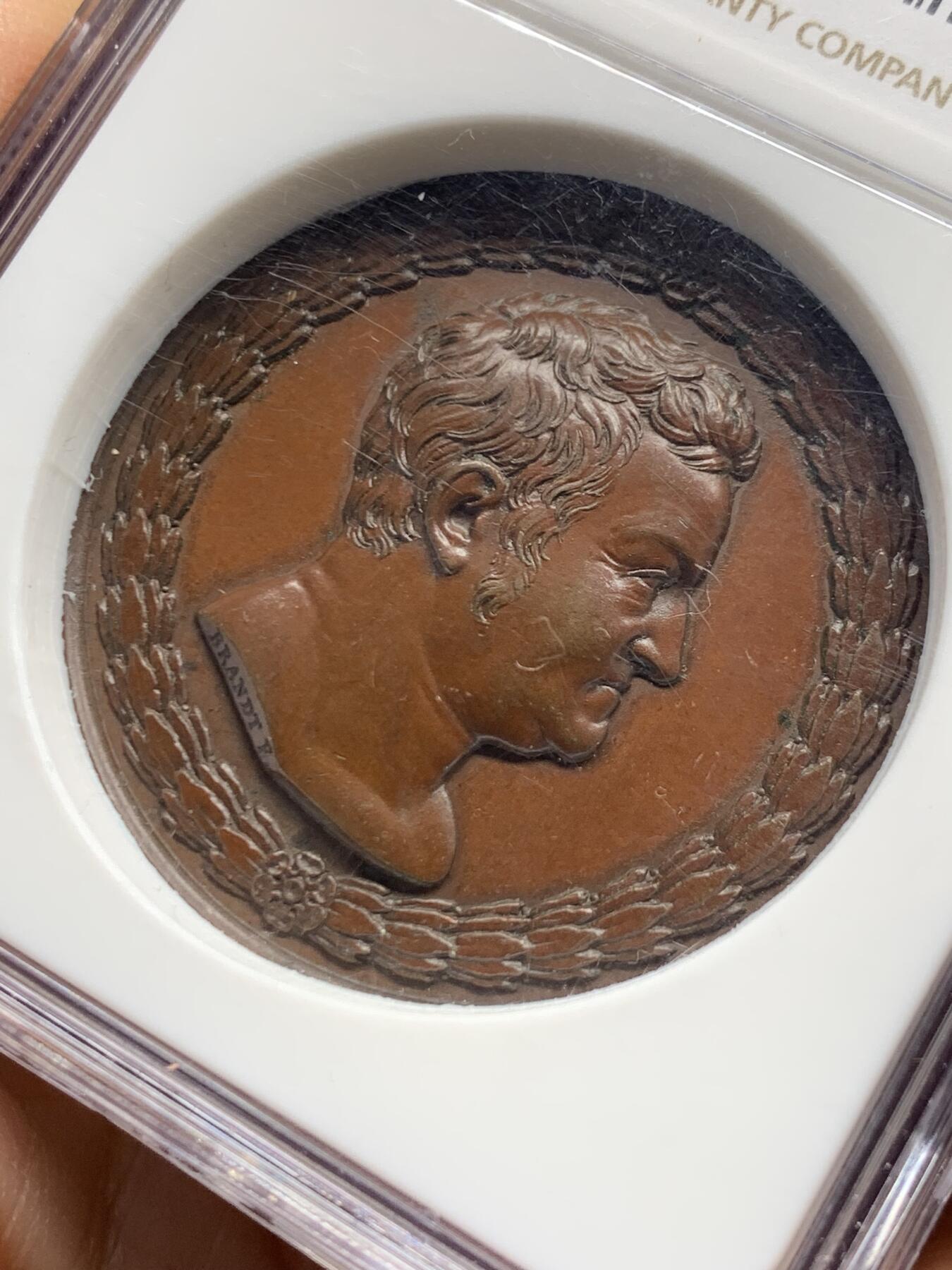 《竞宝斋》第456场 周日，周一，周二   3场连拍 （全场包邮）欢迎送拍 NGC MS63BN 德国1825年萨克森.魏玛.艾森纳赫大公国君主卡尔.奥古斯特大公在位50周年纪念铜章，背面为四马战车（权利象征）和十二星座图案。加厚盒装