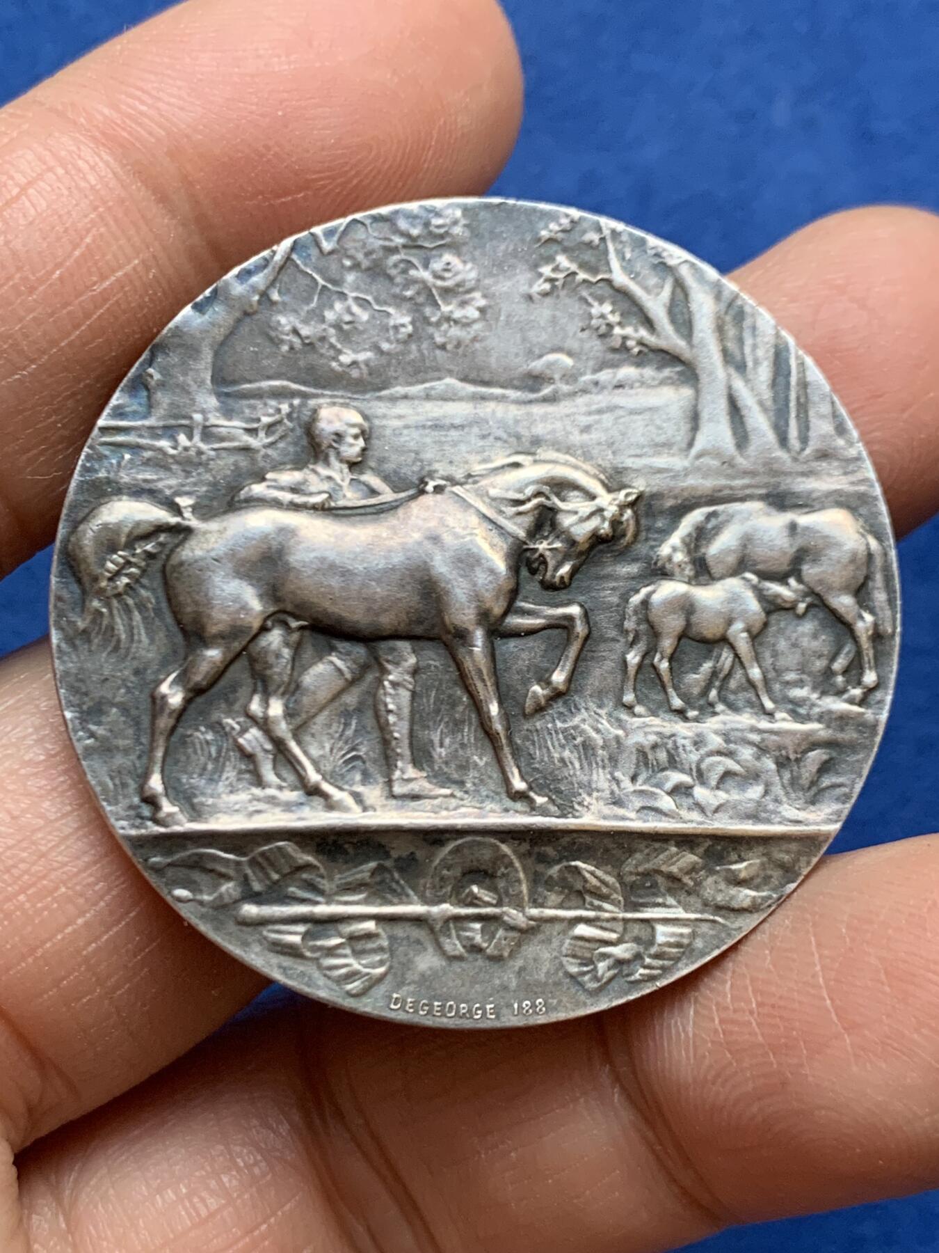 《竞宝斋》第456场 周日，周一，周二   3场连拍 （全场包邮）欢迎送拍 法国牧马人银章，丰饶角2银标，直径40.9mm，重36.93克，意境深远，收藏佳品