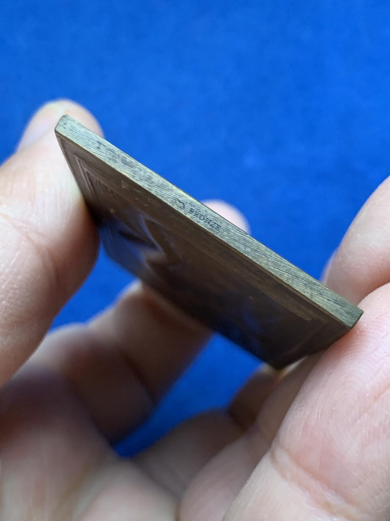 《竞宝斋》第456场 周日，周一，周二   3场连拍 （全场包邮）欢迎送拍 两枚一组 名家 DANIEL-DUPUIS 设计作品 主题对章：《鸟巢》与《泉源》 为杜普伊斯巅峰期作品，曾代表法国参加1900年巴黎世界博览会并获装饰艺术类金奖。58.15克，66*35.8mm；59.4克，65.5*37mm 版本细节见图