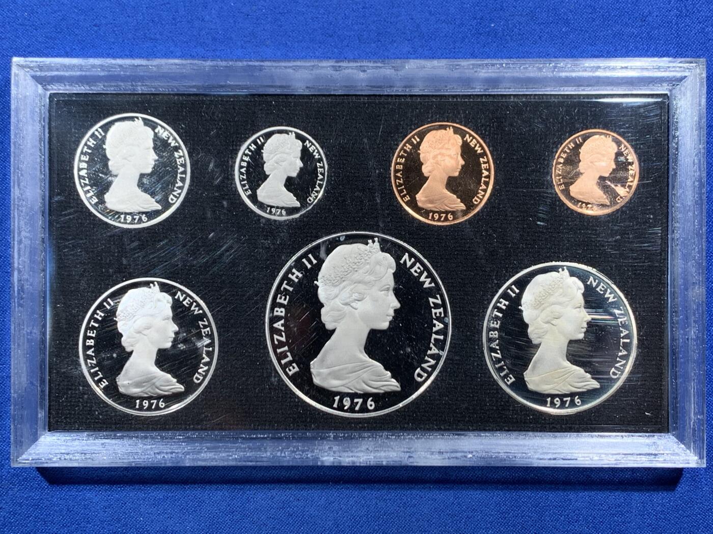 《竞宝斋》第456场 周日，周一，周二   3场连拍 （全场包邮）欢迎送拍 新西兰1976年官方精制套币 含1元精制币