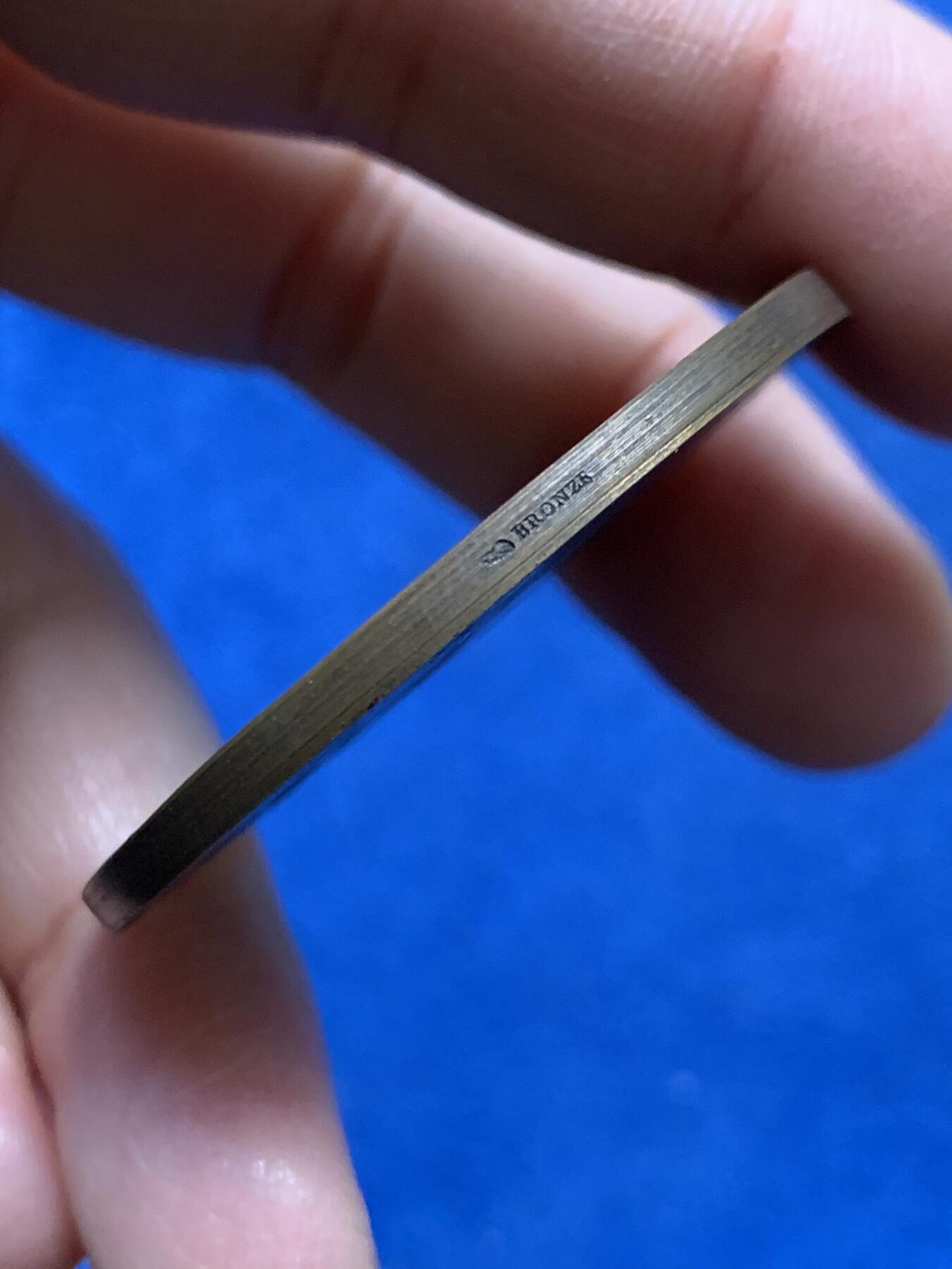 《竞宝斋》第456场 周日，周一，周二   3场连拍 （全场包邮）欢迎送拍 名家Yencesse作品 “宁静之吻”铜章 41.9克 45.3mm 带盒