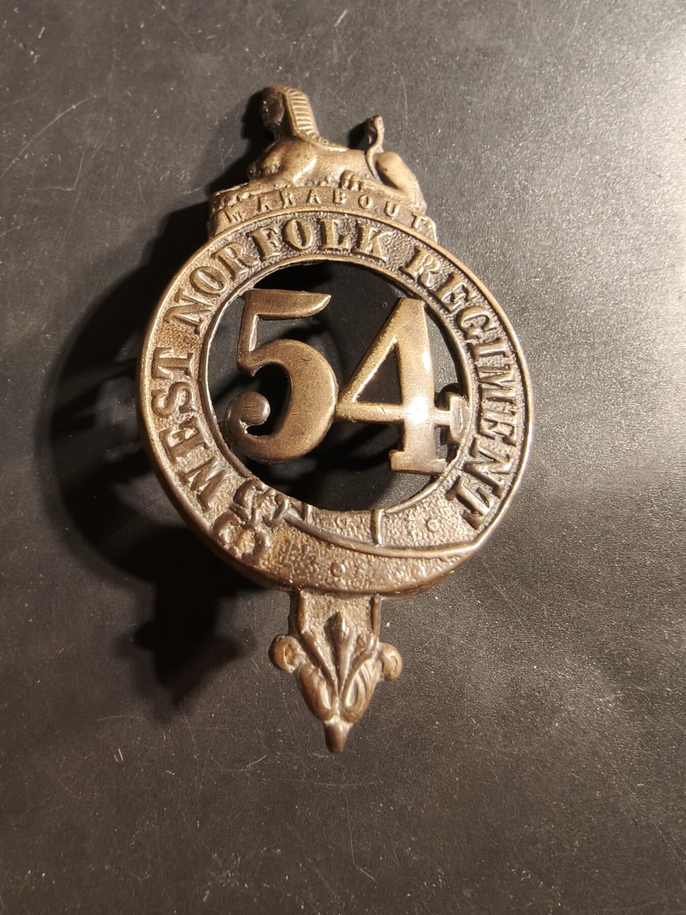 老王徽章第176期 英国第54步兵团格伦加里帽徽      使用时间1873-1881，该团1881年合并成为西诺福克步兵团