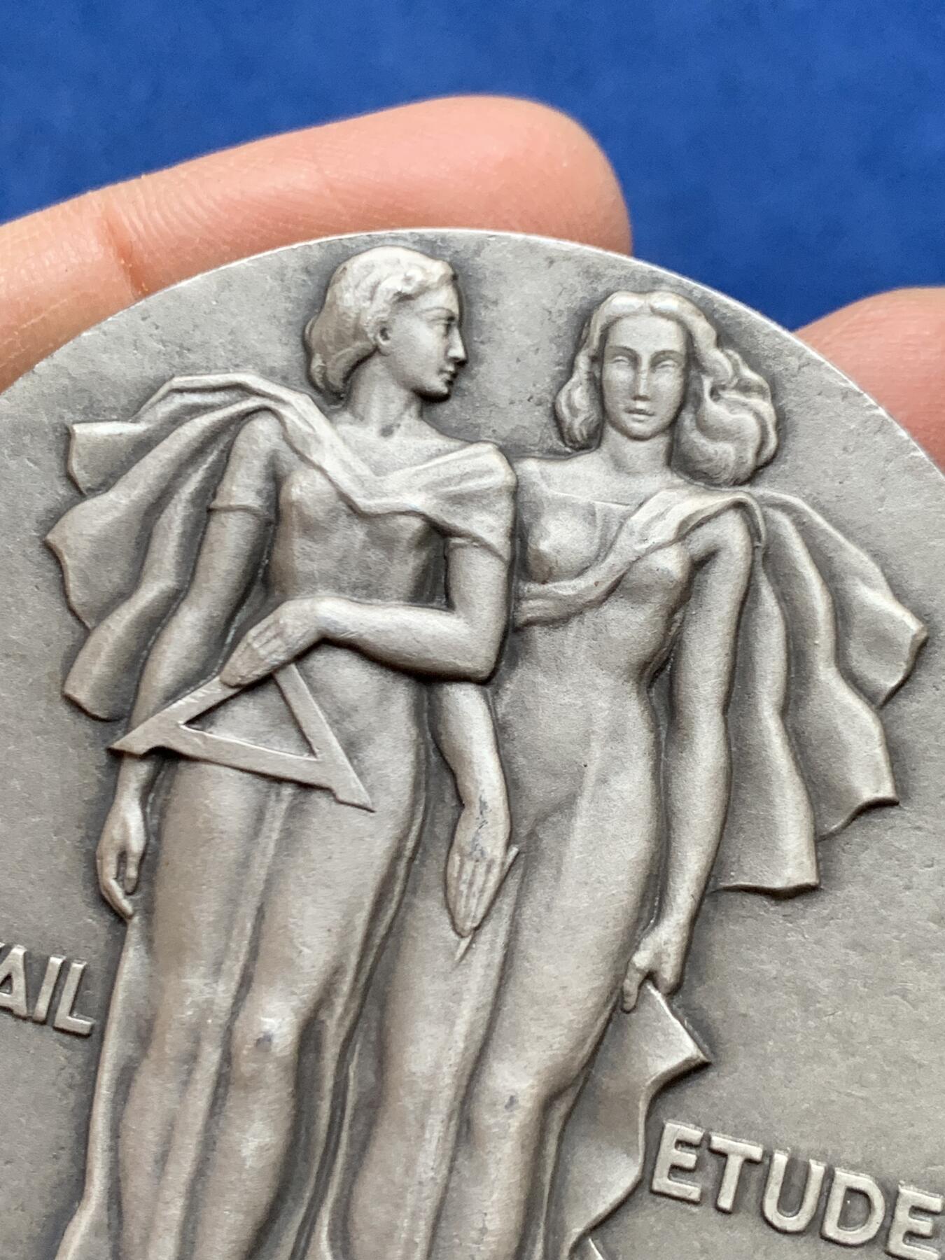 《竞宝斋》第456场 周日，周一，周二   3场连拍 （全场包邮）欢迎送拍 法国建筑和公共工程颁发纪念大银章 125.2克 59.3mm 丰饶角1银标 带盒