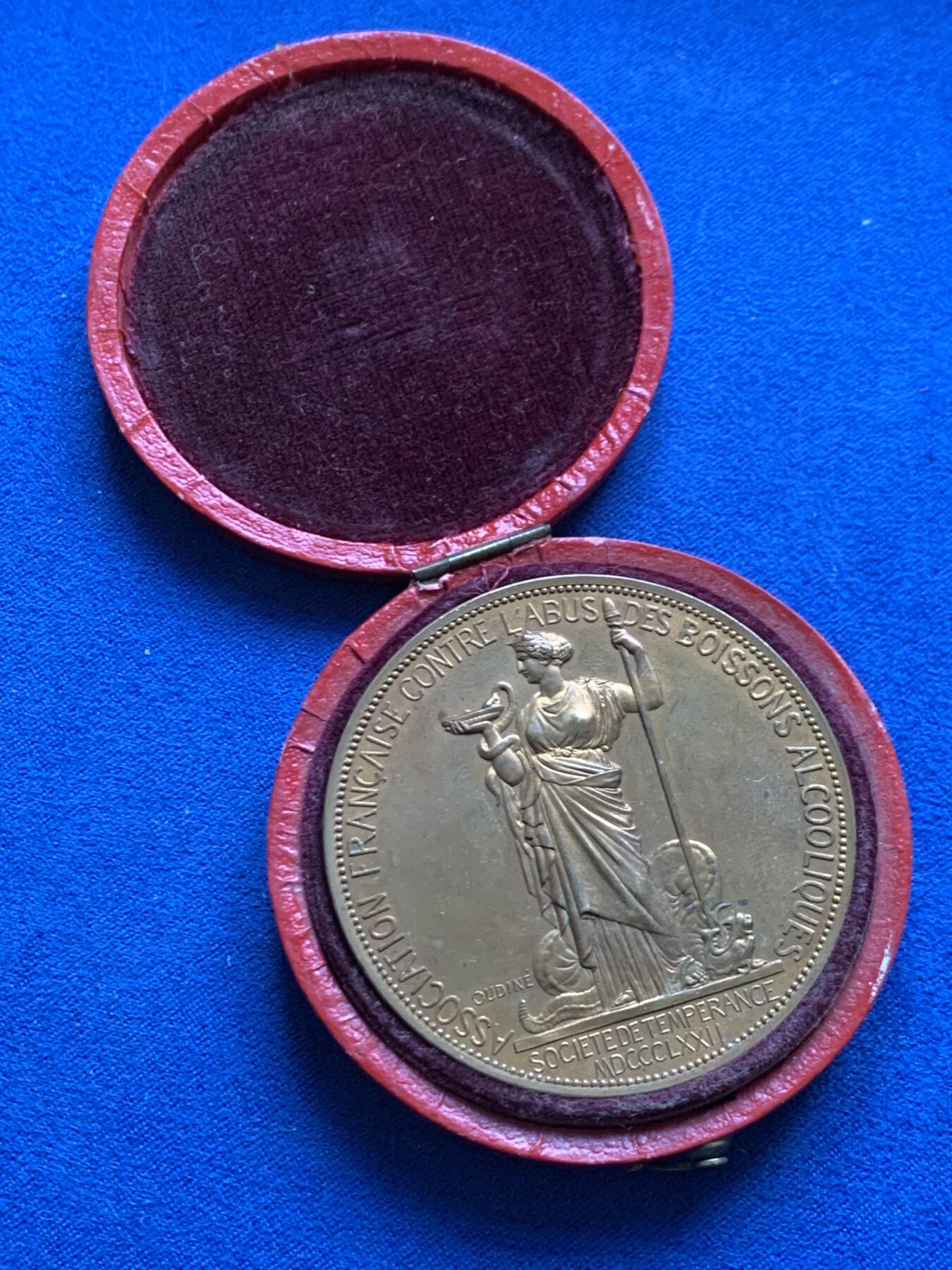 《竞宝斋》第456场 周日，周一，周二   3场连拍 （全场包邮）欢迎送拍 法国1872年反酗酒协会纪念铜章 带盒 63.2g 51mm 丰饶角铜标，无磕碰和划痕，光泽漂亮。这是19世纪在法国及欧美各地兴起的禁酒运动组织，旨在倡导减少或戒除酒精消费。