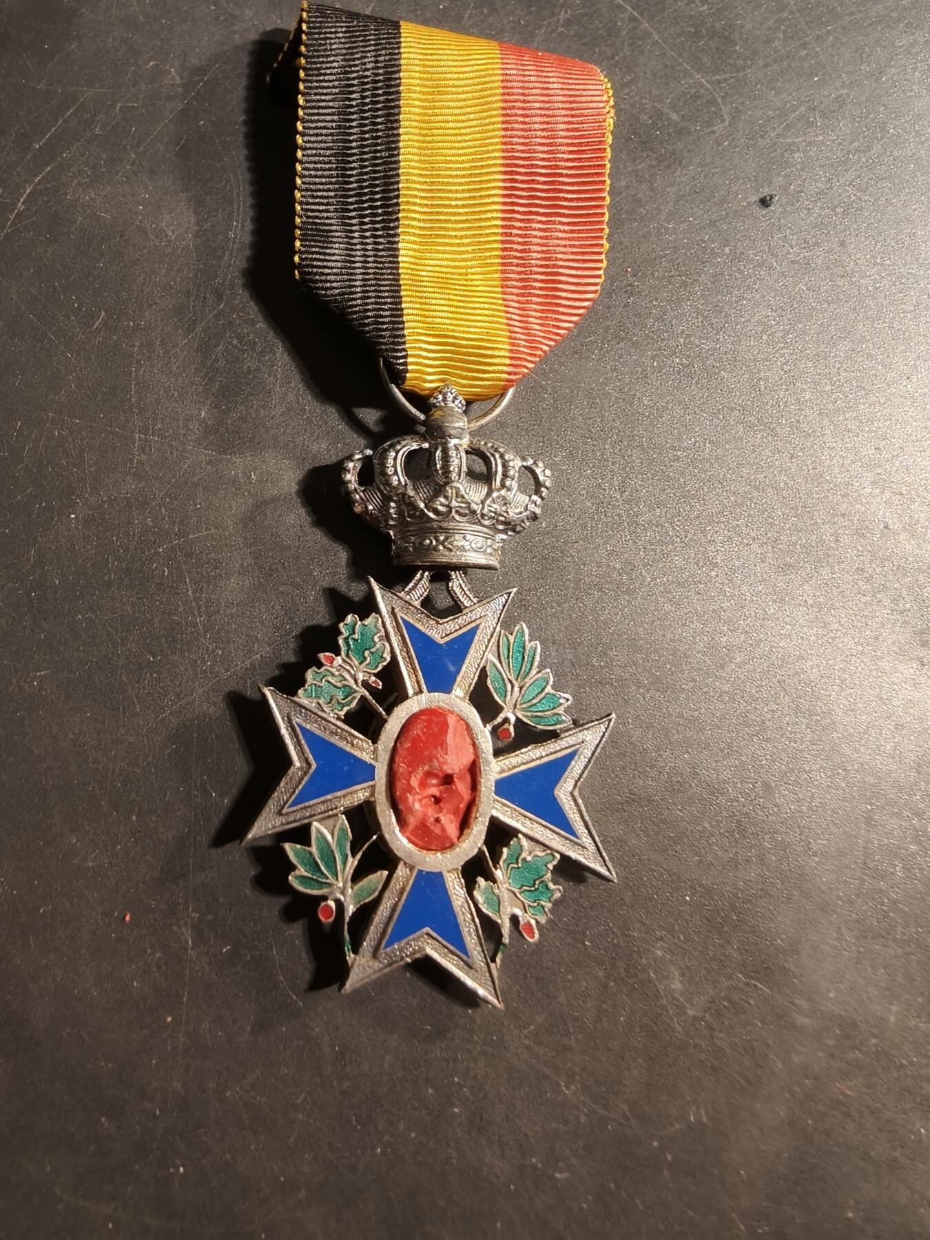 老王徽章第176期 比利时银级工业部特殊功绩奖章    缺少中间芯片