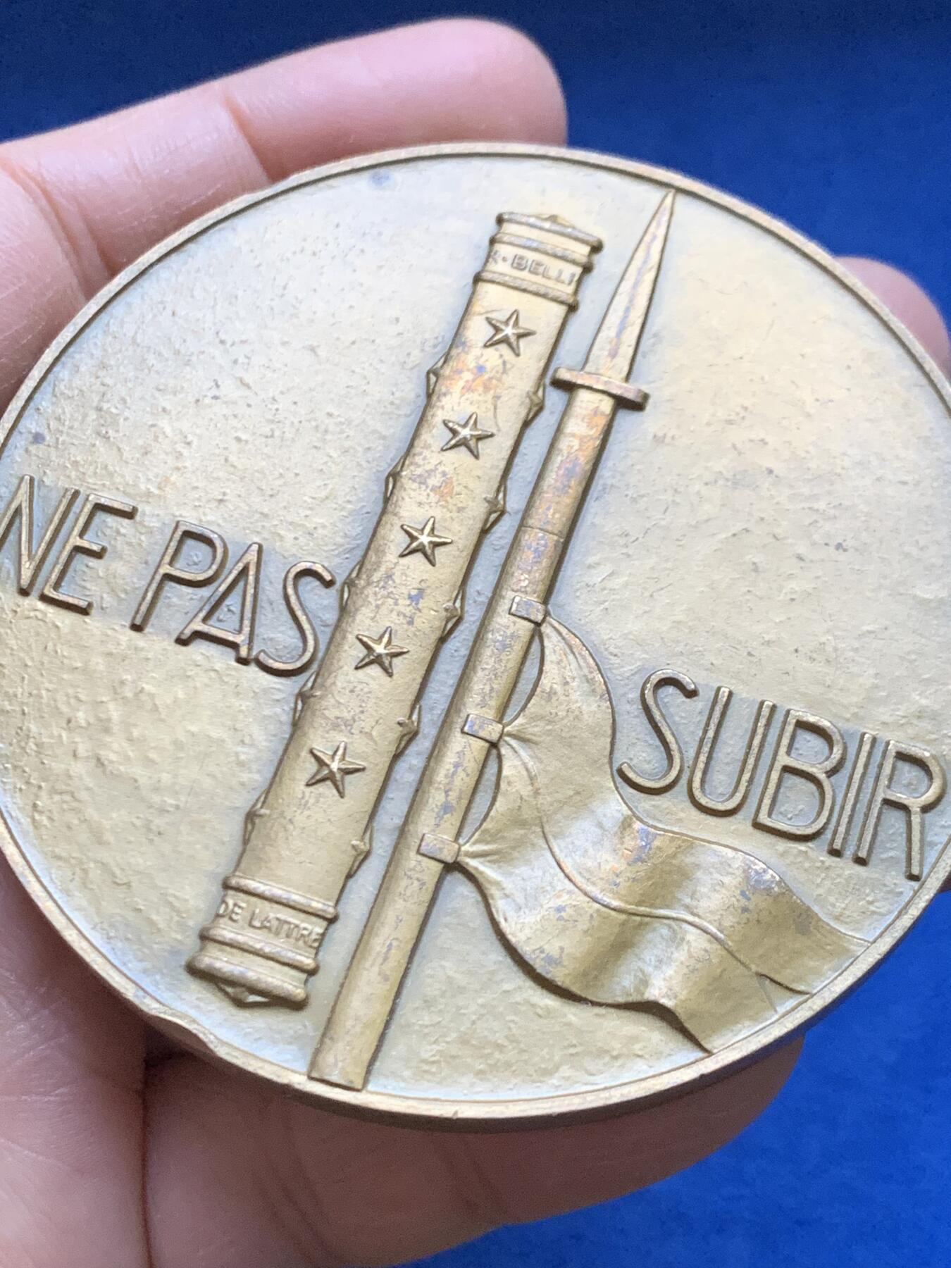 《竞宝斋》第456场 周日，周一，周二   3场连拍 （全场包邮）欢迎送拍 法国元帅让·德拉特尔·德·塔西尼大铜章 1992丰饶角铜标 191.7克 71.5mm