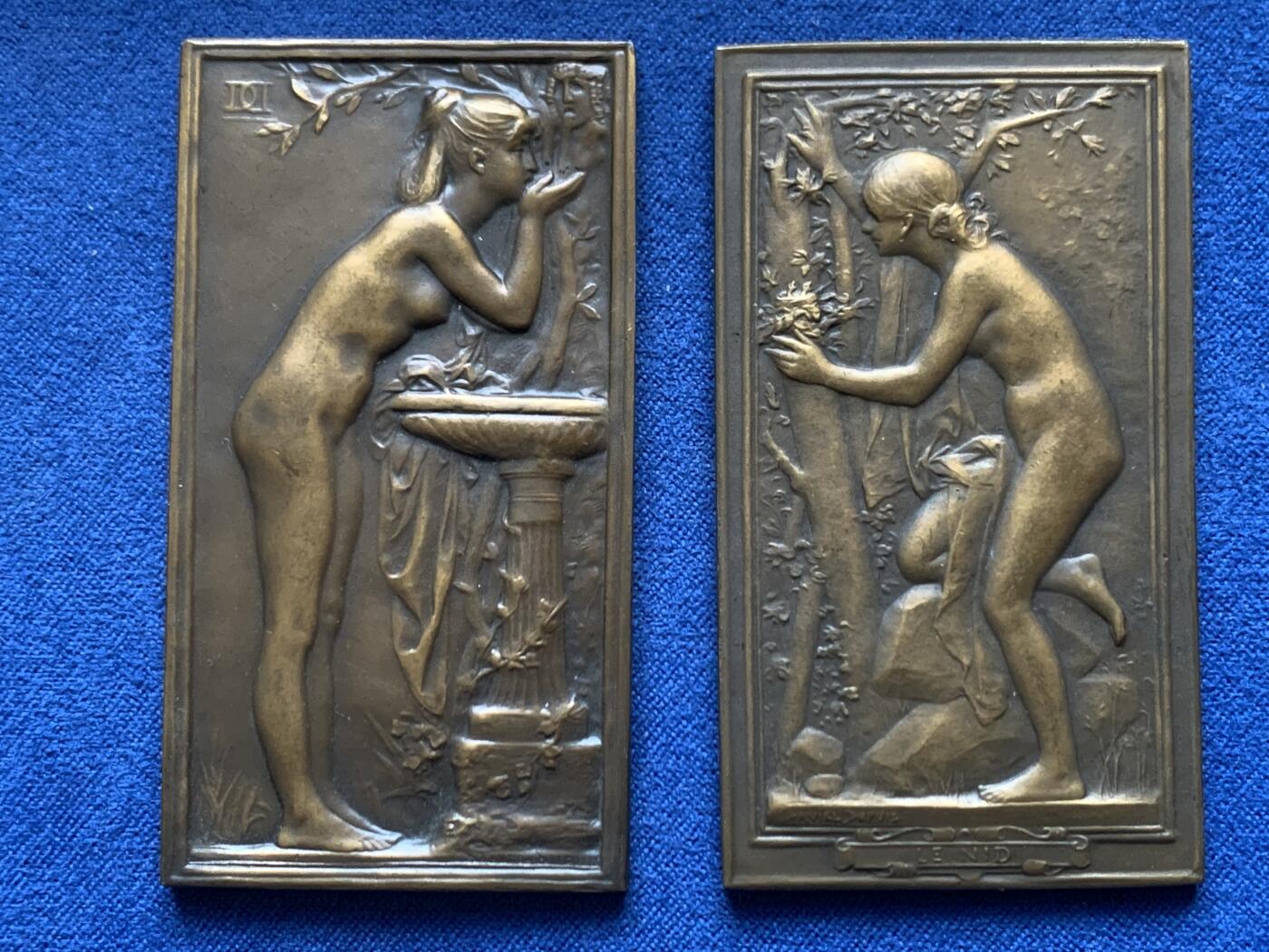 《竞宝斋》第456场 周日，周一，周二   3场连拍 （全场包邮）欢迎送拍 两枚一组 名家 DANIEL-DUPUIS 设计作品 主题对章：《鸟巢》与《泉源》 为杜普伊斯巅峰期作品，曾代表法国参加1900年巴黎世界博览会并获装饰艺术类金奖。58.15克，66*35.8mm；59.4克，65.5*37mm 版本细节见图