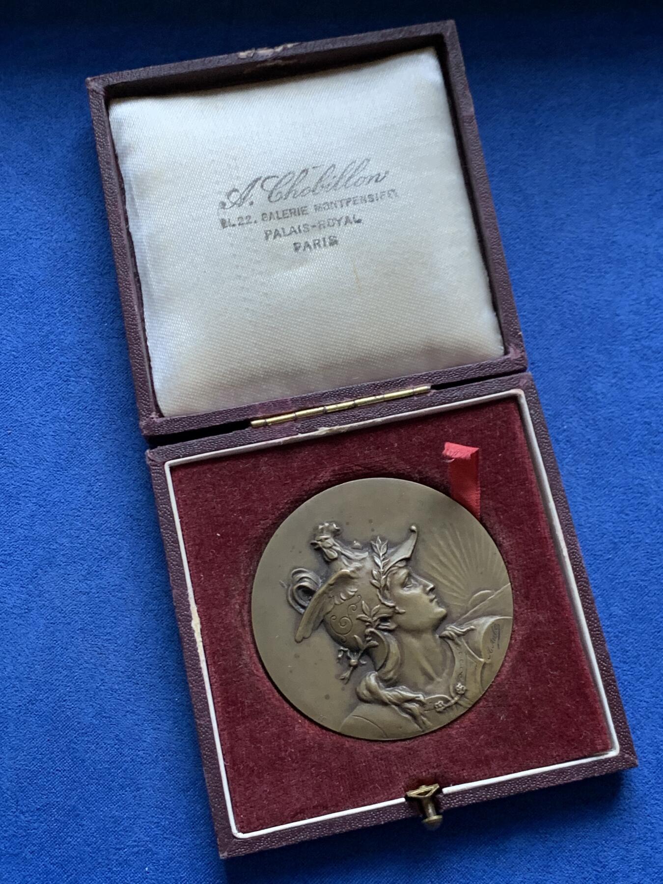 《竞宝斋》第456场 周日，周一，周二   3场连拍 （全场包邮）欢迎送拍 1936年法国油漆与玻璃企业家工会纪念铜章 公鸡头盔 高浮雕 68.35g 54.5mm 三角铜标 带盒