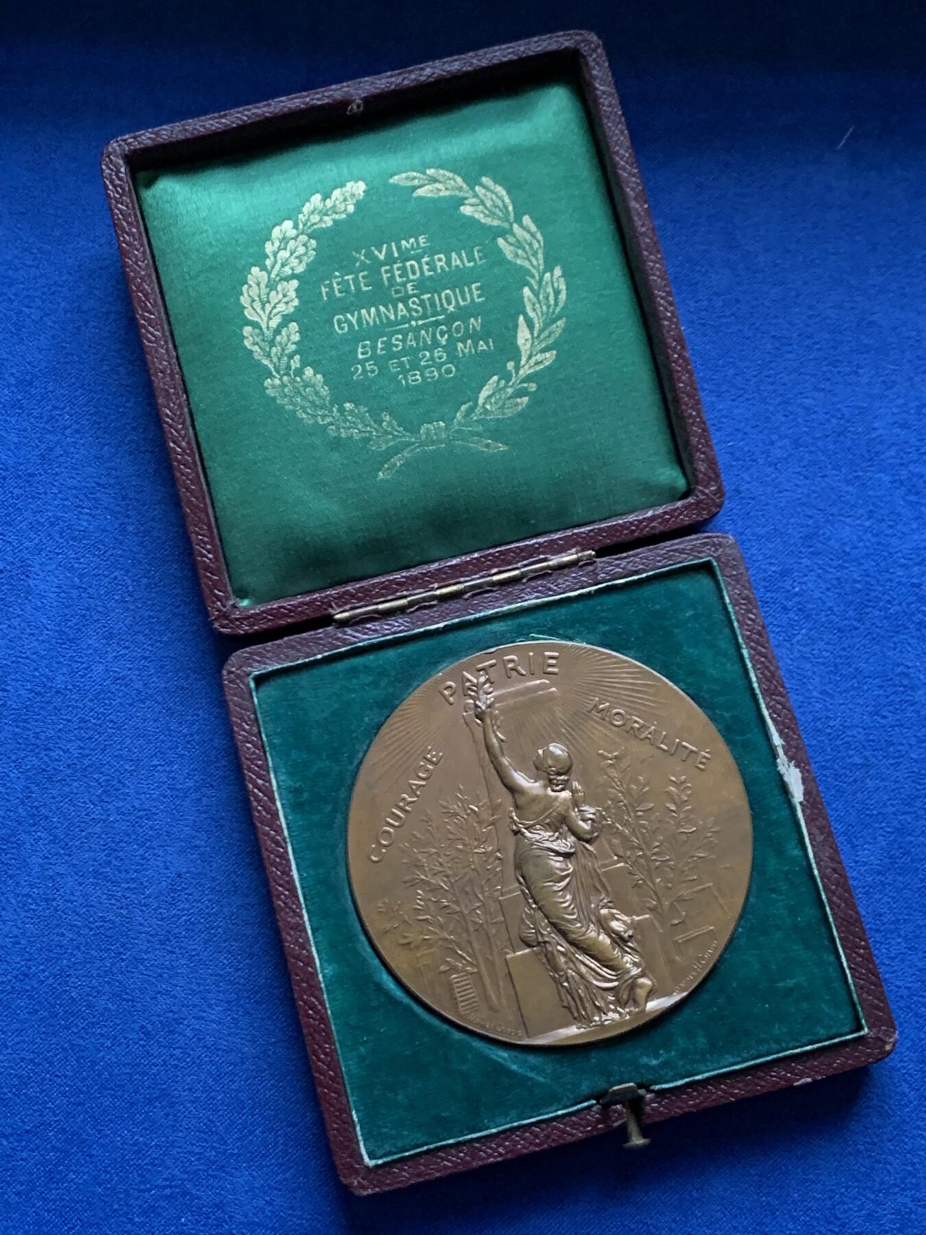 《竞宝斋》第456场 周日，周一，周二   3场连拍 （全场包邮）欢迎送拍 法国1890年贝桑松体操协会纪念铜章 直径58.5mm  重约82.7克  原生包浆丰饶角标 带原盒 字迹对应