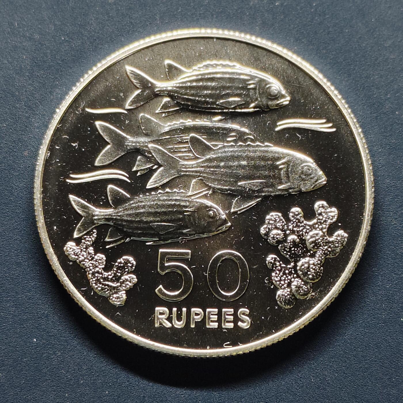 【全场包邮】纯粹捡漏拍495场-持续更新中 【少见】塞舌尔1978年50卢比WWF组织十五周年锯鳞鱼纪念银币-量4453【38.6毫米28.28克，纯银价约523元（按20元银价折算）】