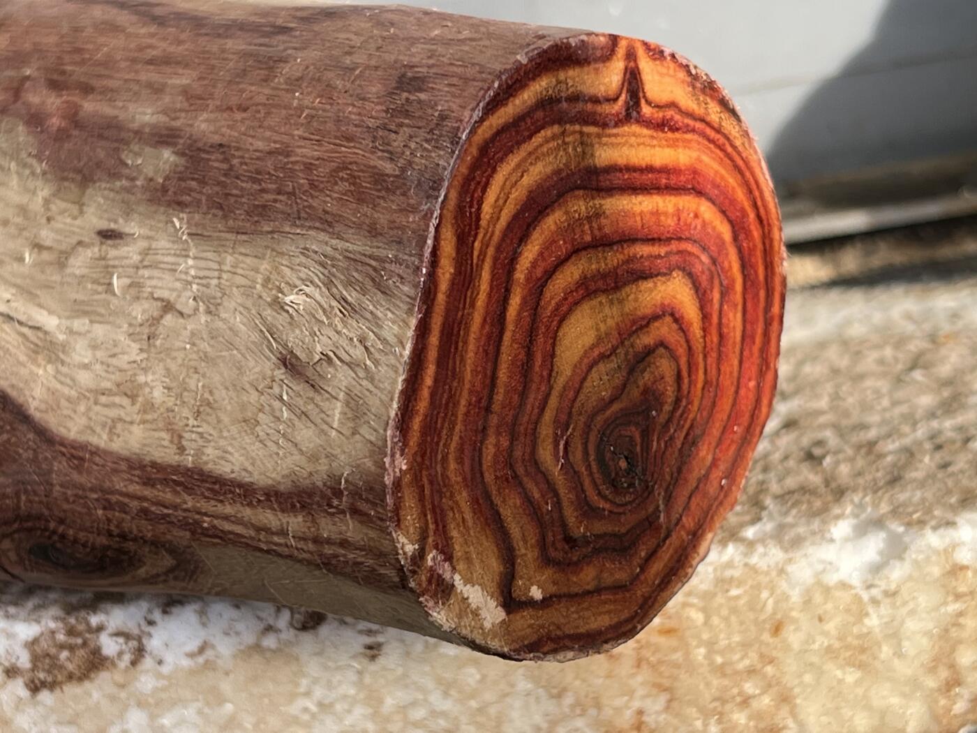 零元拍：  NO.40-1海南黄花梨原料。鬼眼很多哦，尺寸约125/80/60MM