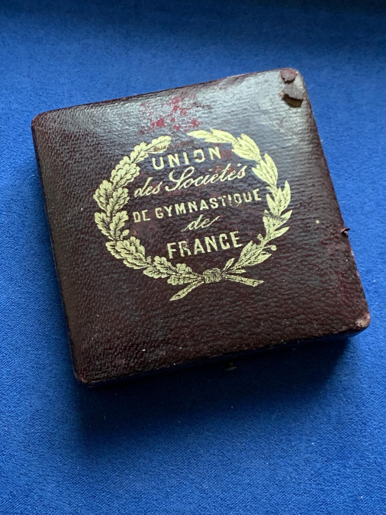 《竞宝斋》第456场 周日，周一，周二   3场连拍 （全场包邮）欢迎送拍 法国1890年贝桑松体操协会纪念铜章 直径58.5mm  重约82.7克  原生包浆丰饶角标 带原盒 字迹对应