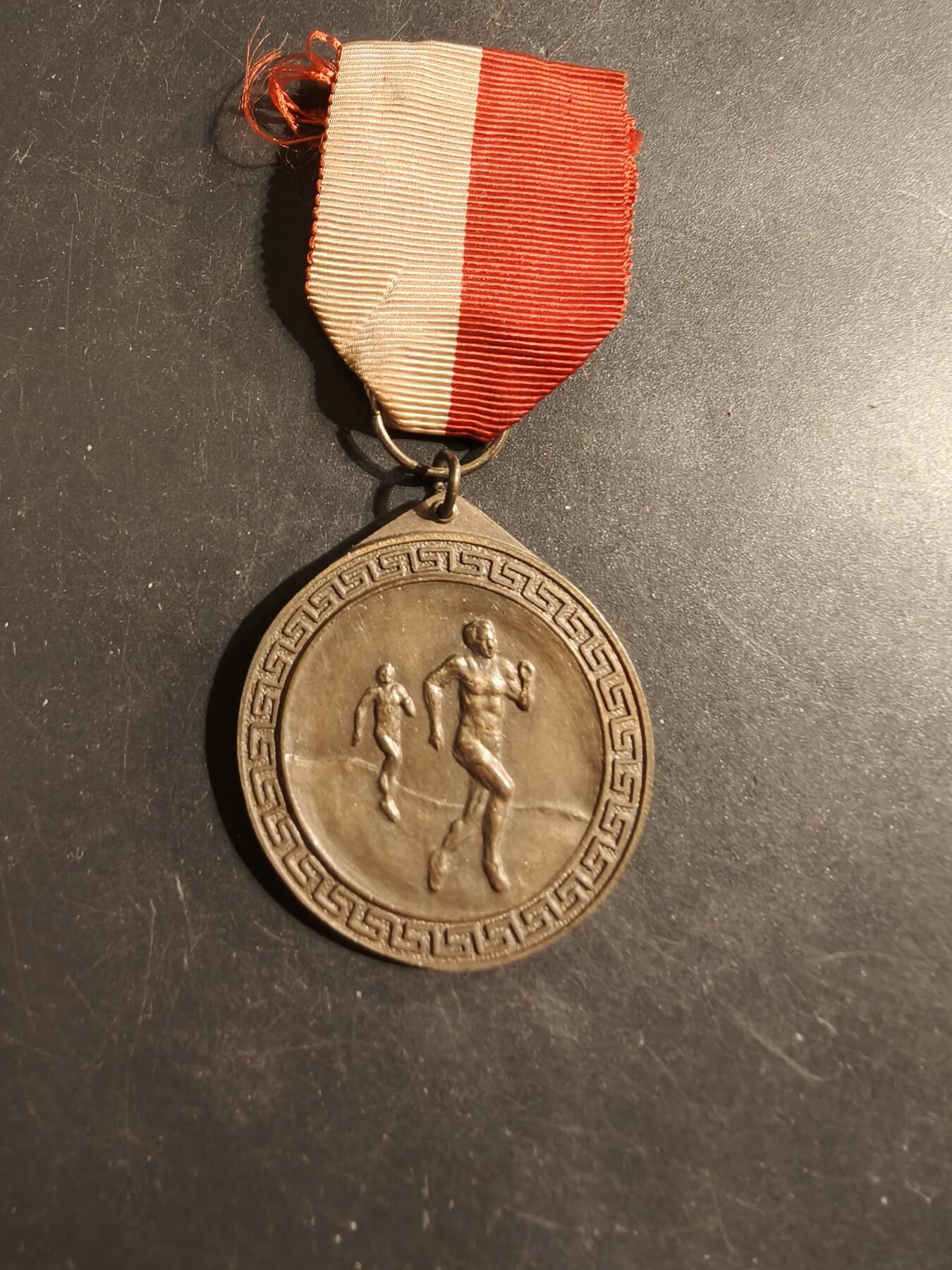 老王徽章第176期 法国田径协会纪念章