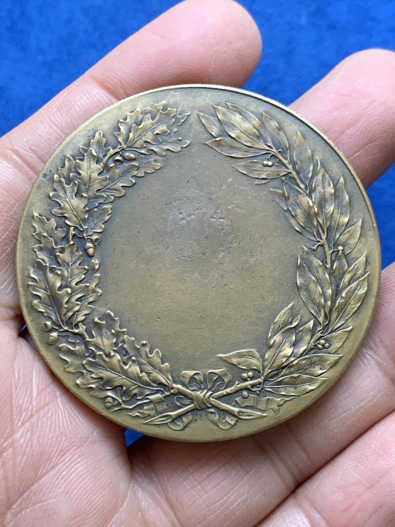 《竞宝斋》第456场 周日，周一，周二   3场连拍 （全场包邮）欢迎送拍 法国玛丽安娜女神铜章 A.Bertrand作品 56.4克 50.6mm 三角铜标