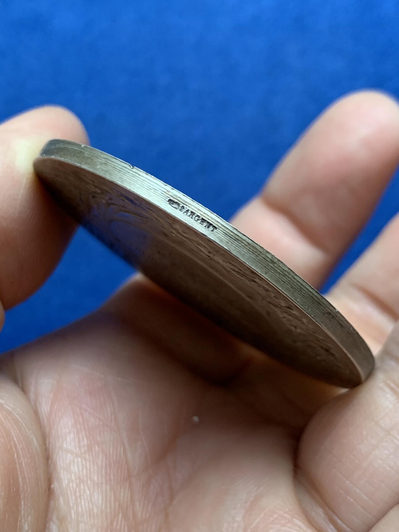 《竞宝斋》第456场 周日，周一，周二   3场连拍 （全场包邮）欢迎送拍 法国工业女神大银章 丰饶角2银标 61.7克 50mm