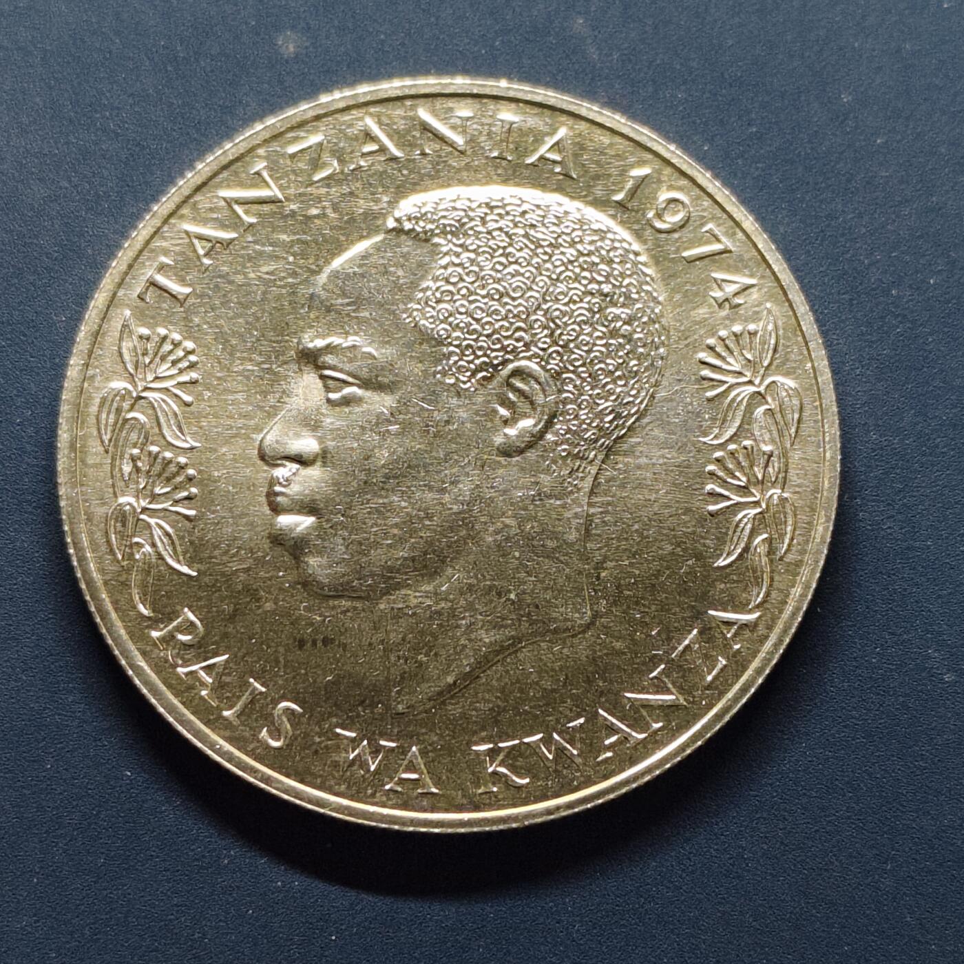 【全场包邮】纯粹捡漏拍495场-持续更新中 【少见】坦桑尼亚1974年50先令WWF组织15周年黑犀牛纪念银币-量8825【43毫米31.85克，纯银价约319元（按20元银价折算）】