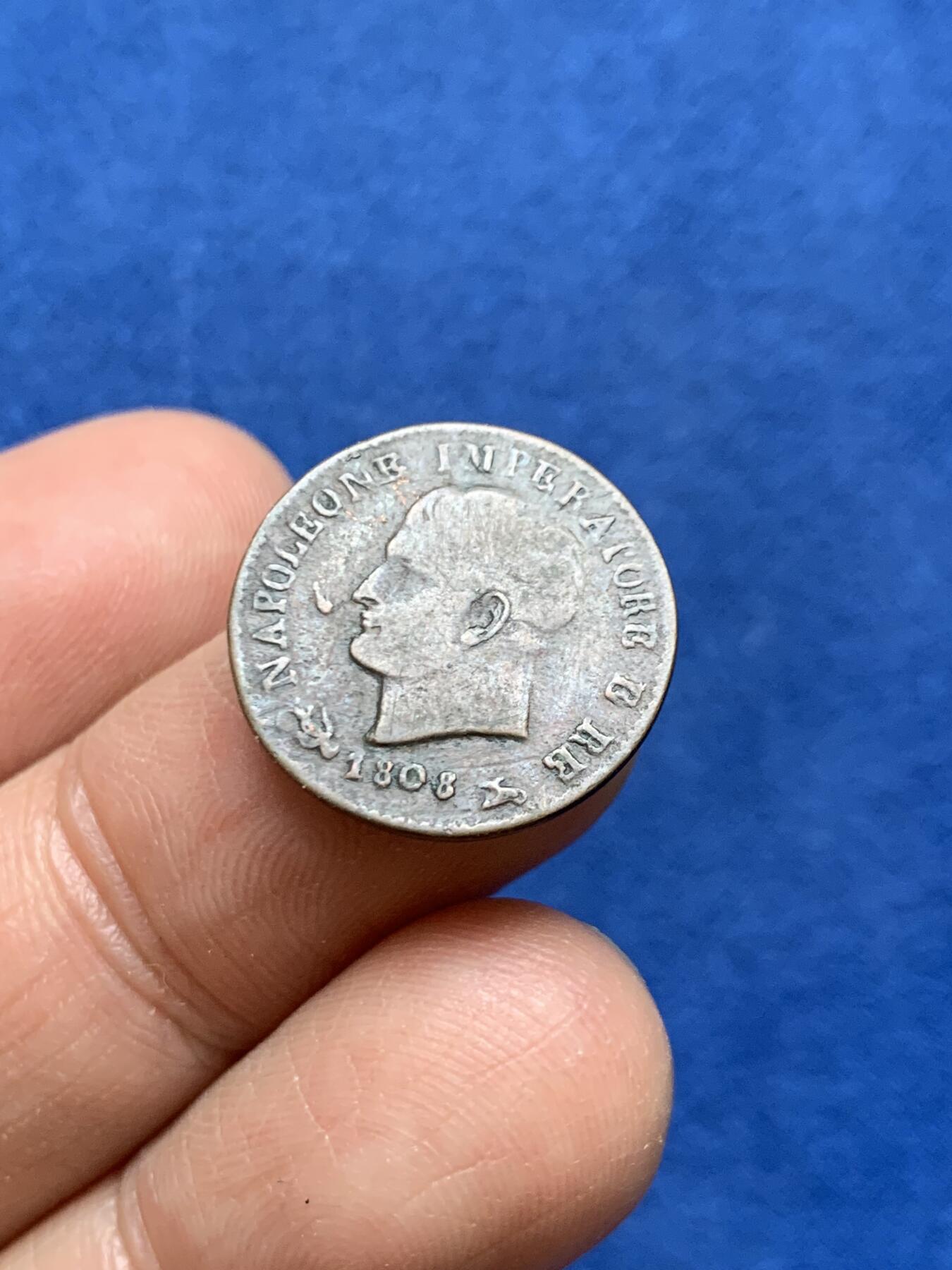 《竞宝斋》第456场 周日，周一，周二   3场连拍 （全场包邮）欢迎送拍 意大利 拿破仑王国 1808年 1分 铜币 稀少的V版 传世包浆 细节尚可 拿系币经典品种