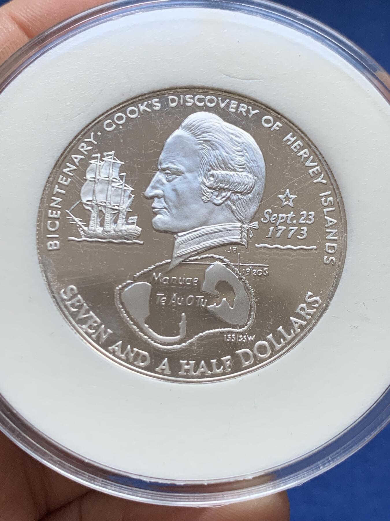 《竞宝斋》第456场 周日，周一，周二   3场连拍 （全场包邮）欢迎送拍 两枚一组 库克群岛1974 精制银币 925银 詹姆斯·库克船长第二次太平洋航行2.5元 27克 37.7毫米 + 赫维群岛发现200周年7.5元 34克 41.7毫米