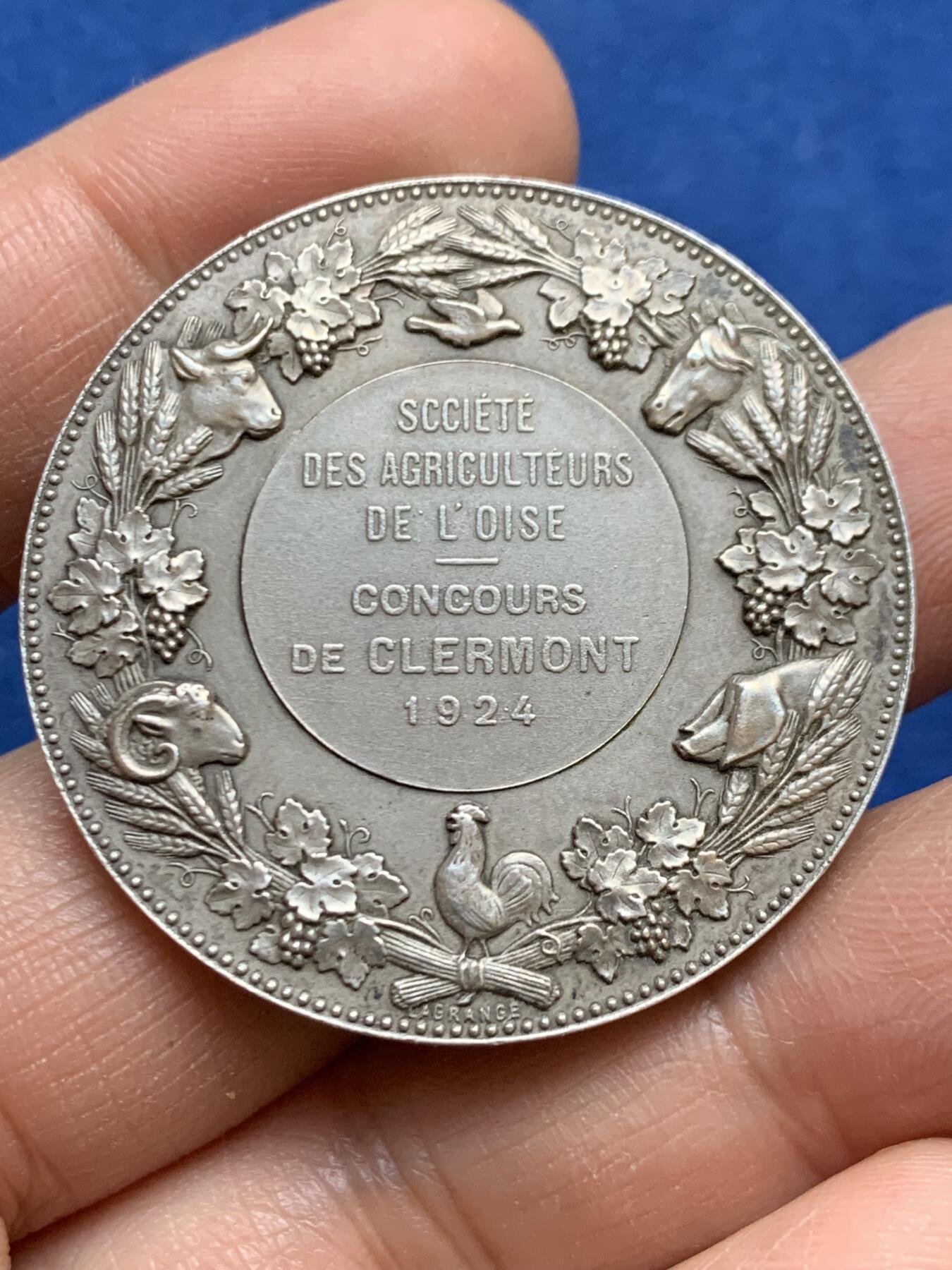 《竞宝斋》第456场 周日，周一，周二   3场连拍 （全场包邮）欢迎送拍 法国牧马人银章，丰饶角2银标，直径40.9mm，重36.93克，意境深远，收藏佳品