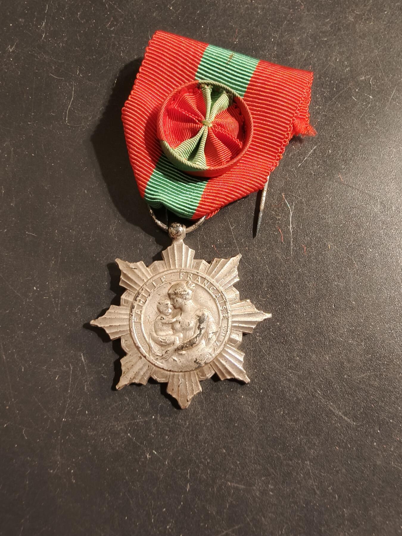 老王徽章第176期 法国银级军官级母亲奖章