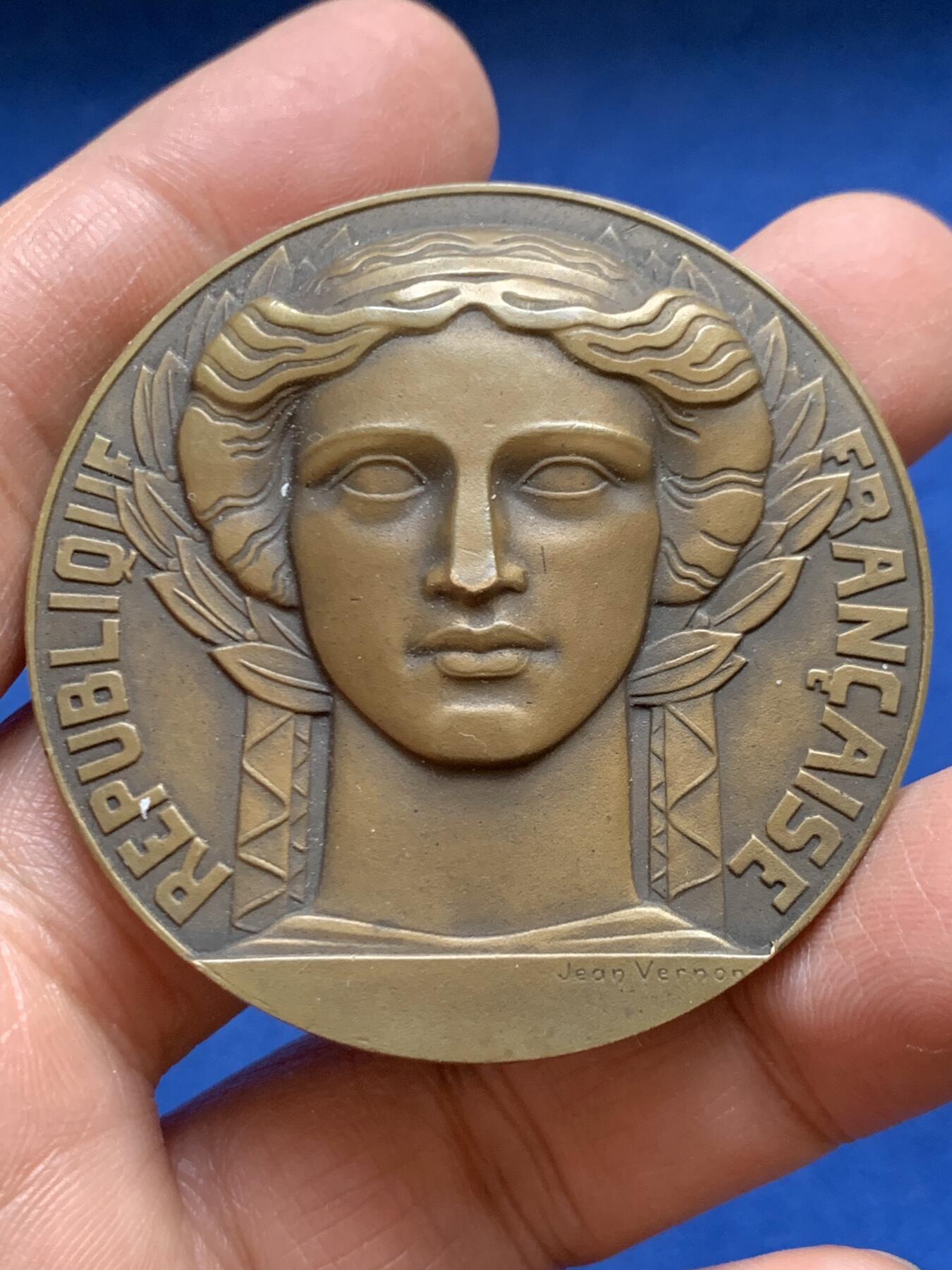 《竞宝斋》第456场 周日，周一，周二   3场连拍 （全场包邮）欢迎送拍 法国古典女神铜章 Jean Vernon作品 57.5克 50mm 三角铜标