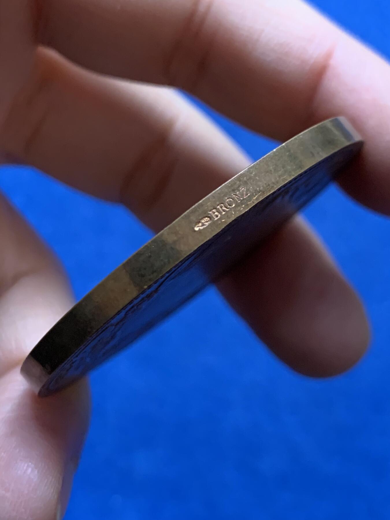 《竞宝斋》第456场 周日，周一，周二   3场连拍 （全场包邮）欢迎送拍 法国1872年反酗酒协会纪念铜章 带盒 63.2g 51mm 丰饶角铜标，无磕碰和划痕，光泽漂亮。这是19世纪在法国及欧美各地兴起的禁酒运动组织，旨在倡导减少或戒除酒精消费。