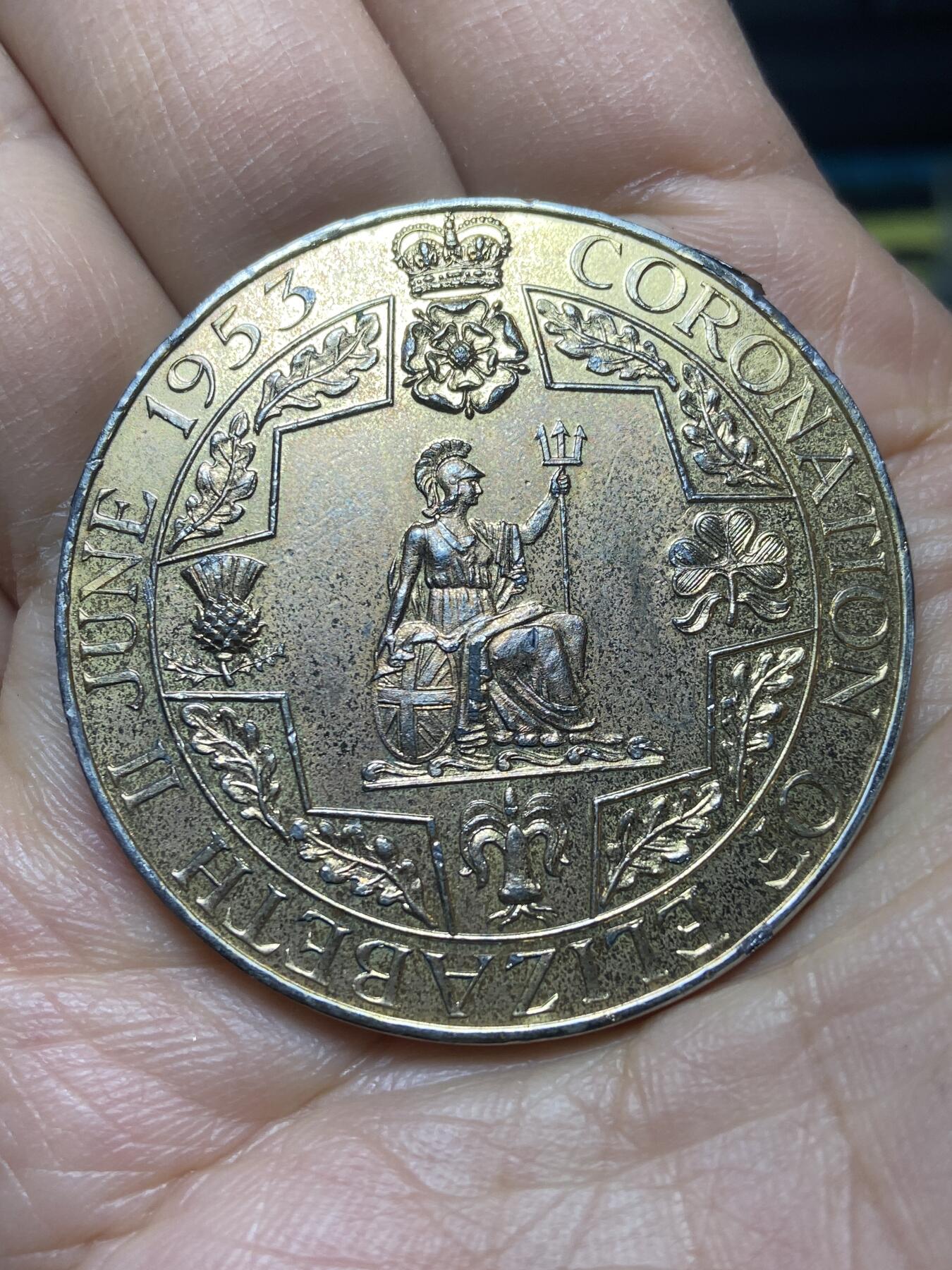 2026年第六场(总第一百七十五场）外国好品散币场(免佣金) 少见形制–英国🇬🇧1953年大型纪念章，直径48mm，重41g (伊丽莎白二世加冕纪念章)