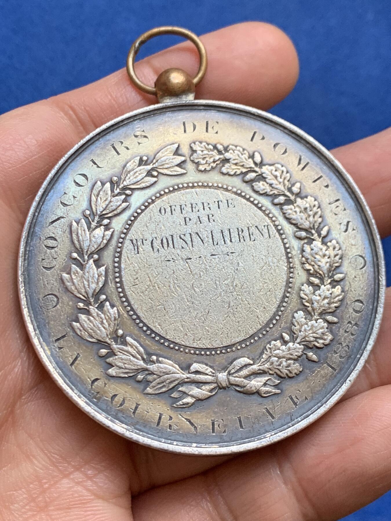 《竞宝斋》第456场 周日，周一，周二   3场连拍 （全场包邮）欢迎送拍 法国1880年消防竞赛大奖章 银质 直径57.5mm 重约87.9克 吊环部分像是铜质 后焊接