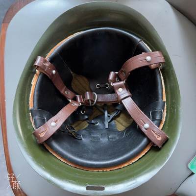 大猫徽章拍卖 第286期 罗马尼亚M73钢盔（罗马尼亚语：casca model 1973）是罗马尼亚社会主义共和国1973年列装的制式钢盔，是冷战时期罗马尼亚为摆脱苏联装备影响、彰显军事独立性的标志性装备，好品稀少带原盔罩（盔罩原始破损）头围54到58可调整。