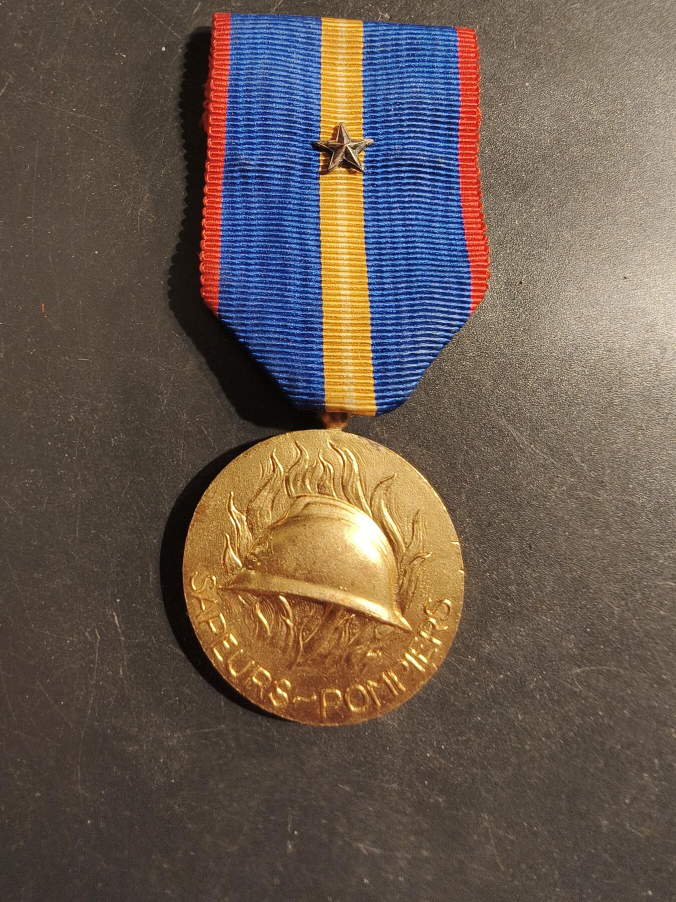 老王徽章第176期 法国金级消防员协会奖章