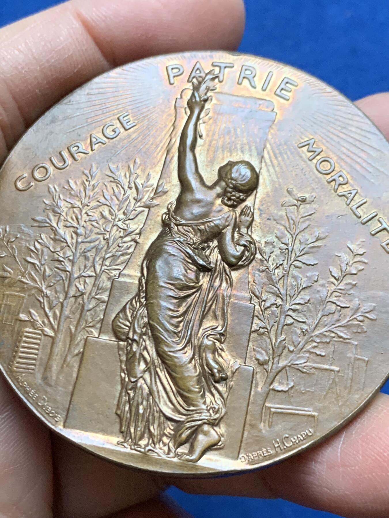 《竞宝斋》第456场 周日，周一，周二   3场连拍 （全场包邮）欢迎送拍 法国1890年贝桑松体操协会纪念铜章 直径58.5mm  重约82.7克  原生包浆丰饶角标 带原盒 字迹对应