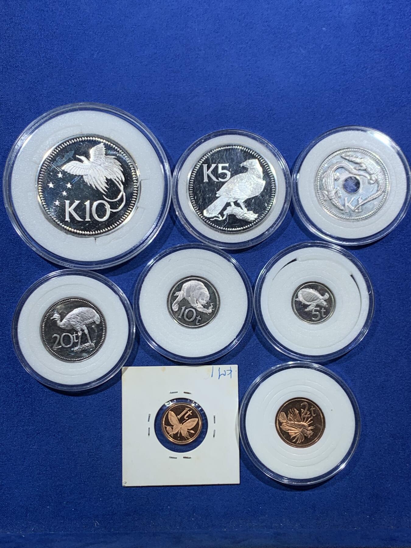 《竞宝斋》第456场 周日，周一，周二   3场连拍 （全场包邮）欢迎送拍 巴布亚新几内亚 1975-1979年 8枚套 含两枚精制银币 5基纳39.8mm27.56克500银 / 10基纳44.8mm41.4克925银