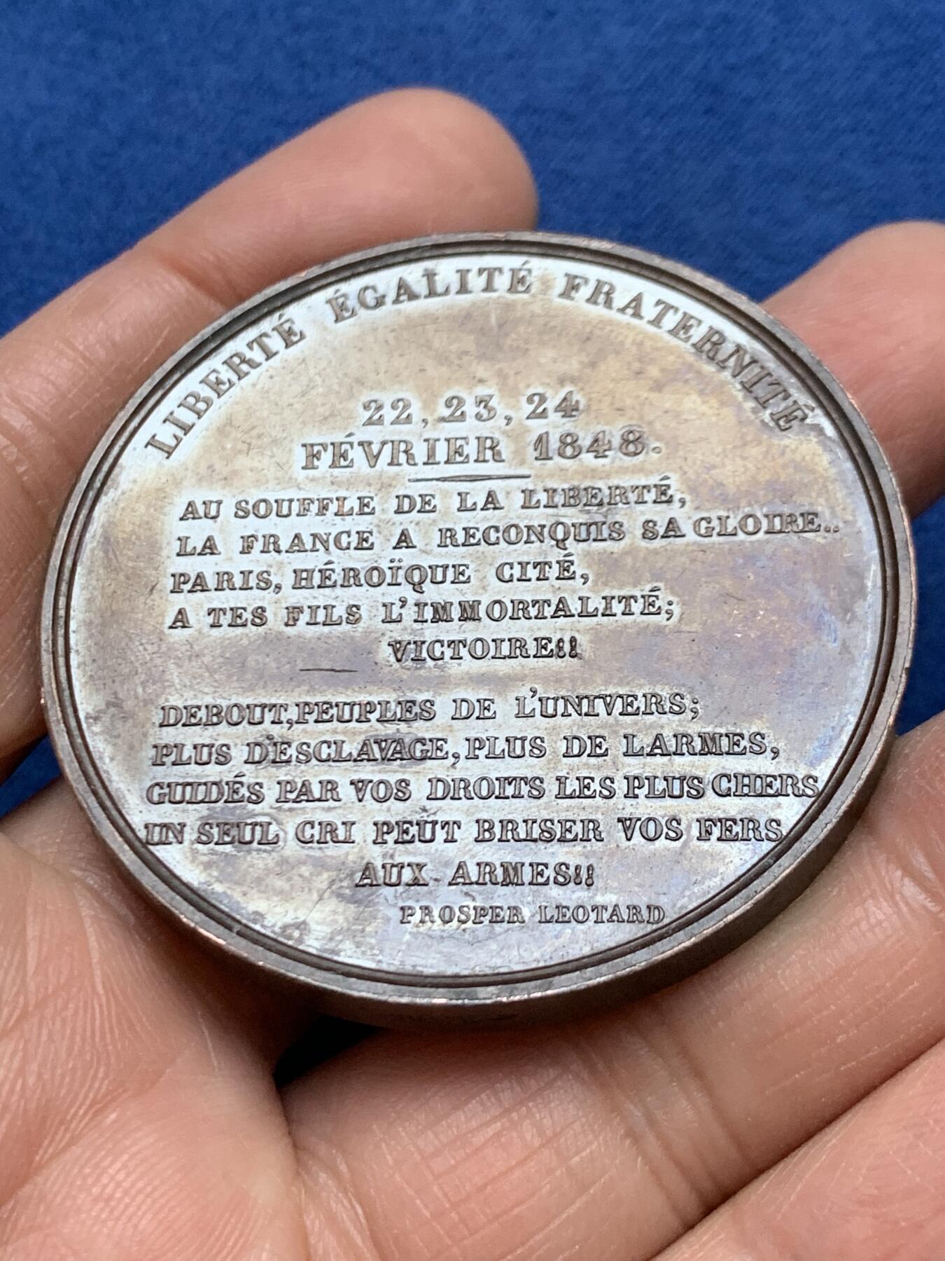 《竞宝斋》第456场 周日，周一，周二   3场连拍 （全场包邮）欢迎送拍 1848年法兰西共和国宣告纪念章 手指铜标 原铸章 65.5克 50.2mm