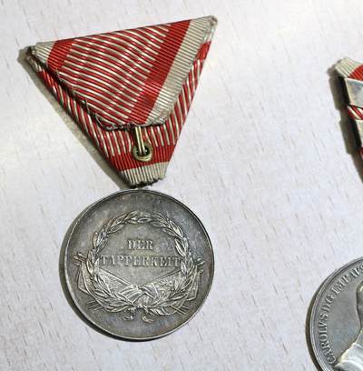 大猫徽章拍卖 第286期 奥匈帝国一战时期的勇敢奖章（Tapferkeitsmedaille），分别为弗朗茨·约瑟夫一世版与卡尔一世版，是奥匈帝国用于表彰作战英勇的军事勋章，均为银质。