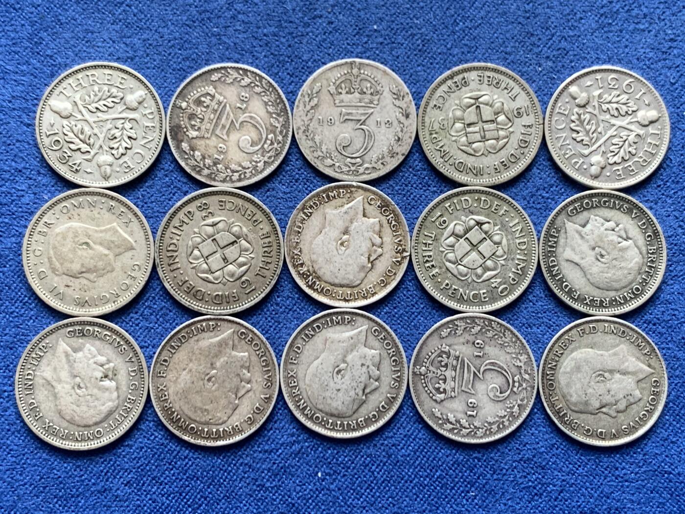 《竞宝斋》第456场 周日，周一，周二   3场连拍 （全场包邮）欢迎送拍 15枚一组 乔治五世六世3便士，其中乔五早期925高银版6枚，其余9枚为500低银版 总重20.78克