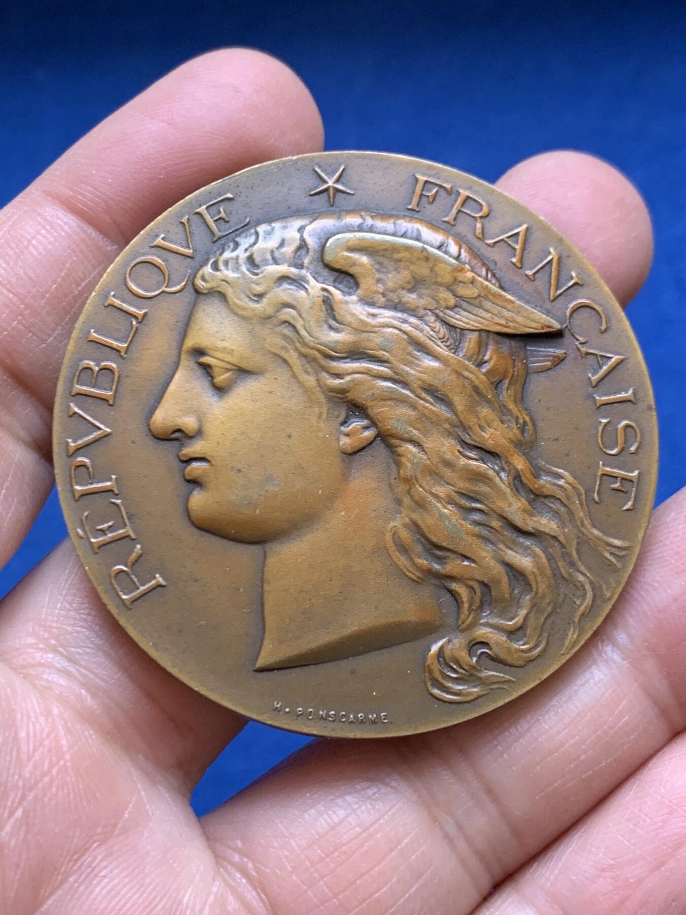 《竞宝斋》第456场 周日，周一，周二   3场连拍 （全场包邮）欢迎送拍 法国小飞侠铜章 H. PONSARME作品 62.1克 50.6mm 丰饶角铜标