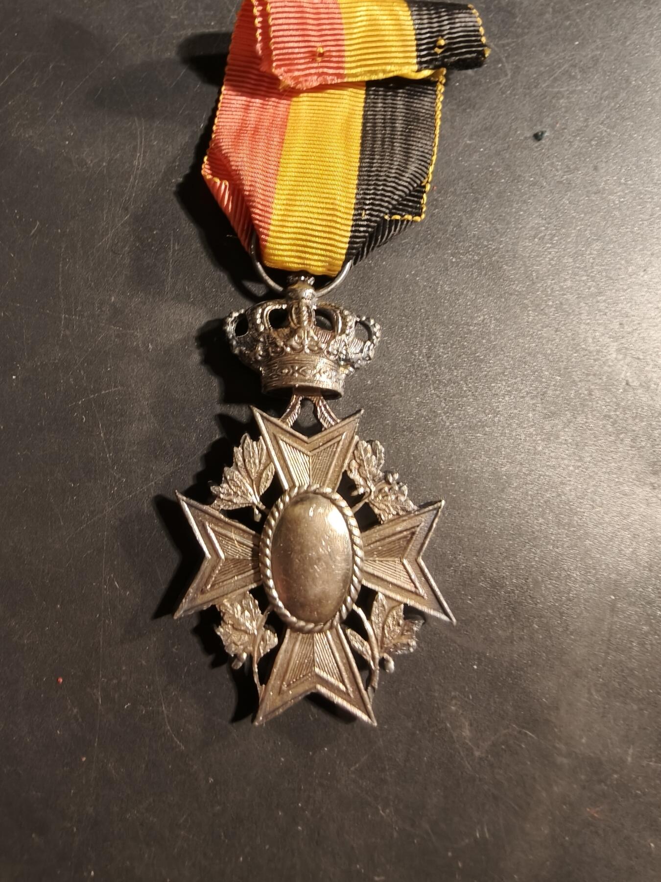 老王徽章第176期 比利时银级工业部特殊功绩奖章    缺少中间芯片