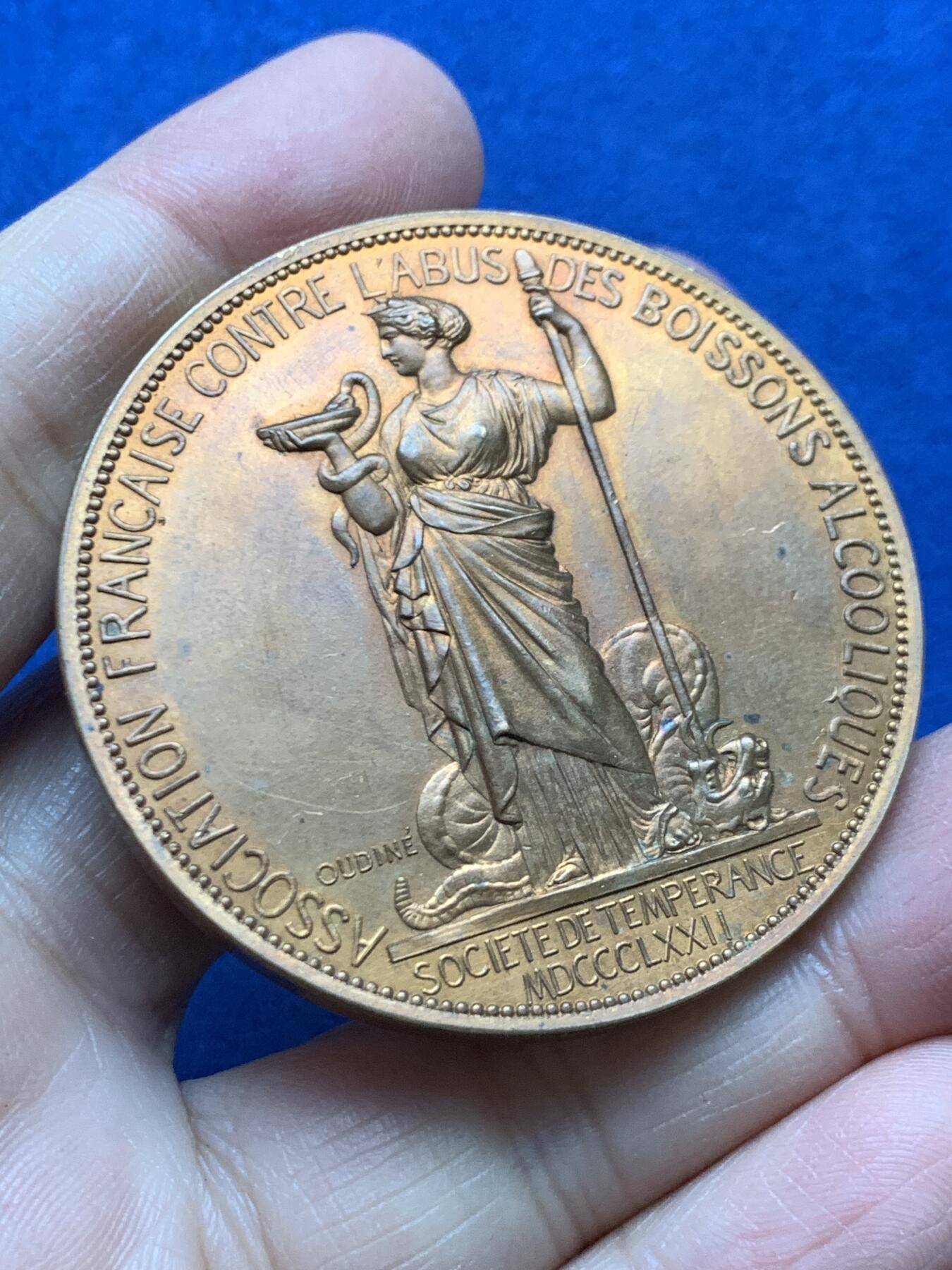 《竞宝斋》第456场 周日，周一，周二   3场连拍 （全场包邮）欢迎送拍 法国1872年反酗酒协会纪念铜章 带盒 63.2g 51mm 丰饶角铜标，无磕碰和划痕，光泽漂亮。这是19世纪在法国及欧美各地兴起的禁酒运动组织，旨在倡导减少或戒除酒精消费。