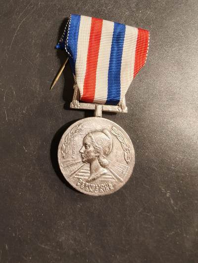 老王徽章第176期 - 法国银级铁路服务奖章   1981年实发