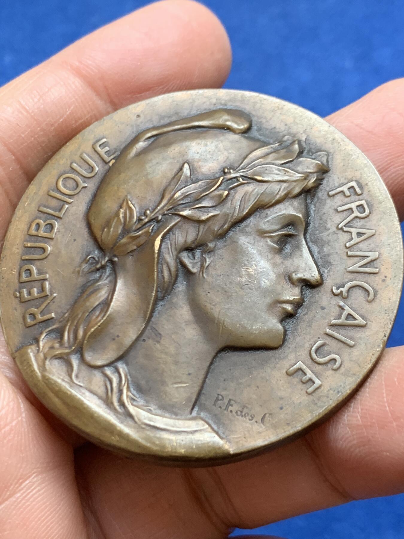 《竞宝斋》第456场 周日，周一，周二   3场连拍 （全场包邮）欢迎送拍 法国玛丽安娜女神铜章 P.F.des.C作品 51.3克 49.9mm 正方形铜标 双面细节精细 少见版本