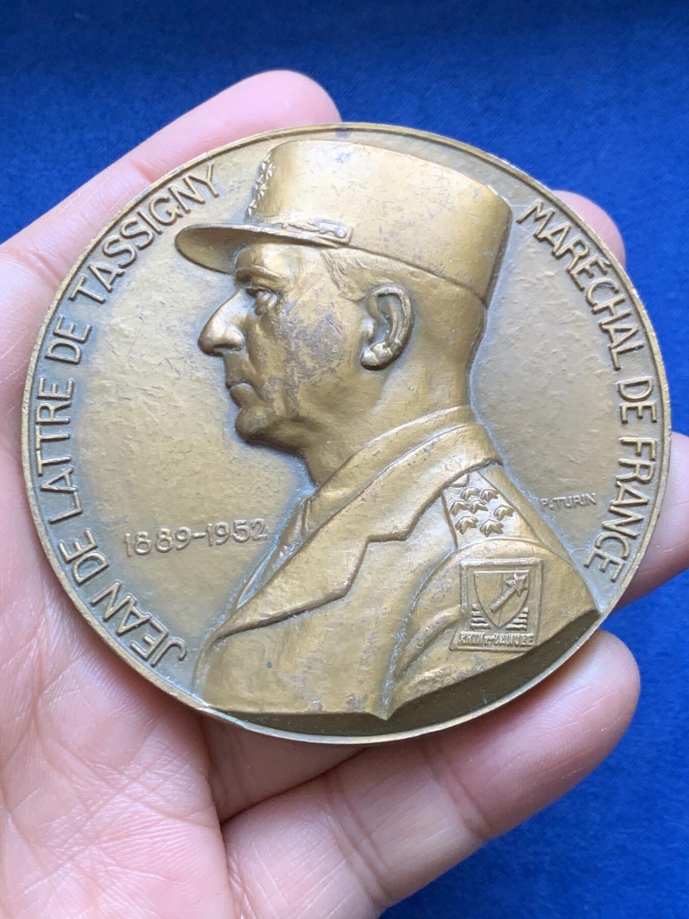 《竞宝斋》第456场 周日，周一，周二   3场连拍 （全场包邮）欢迎送拍 法国元帅让·德拉特尔·德·塔西尼大铜章 1992丰饶角铜标 191.7克 71.5mm