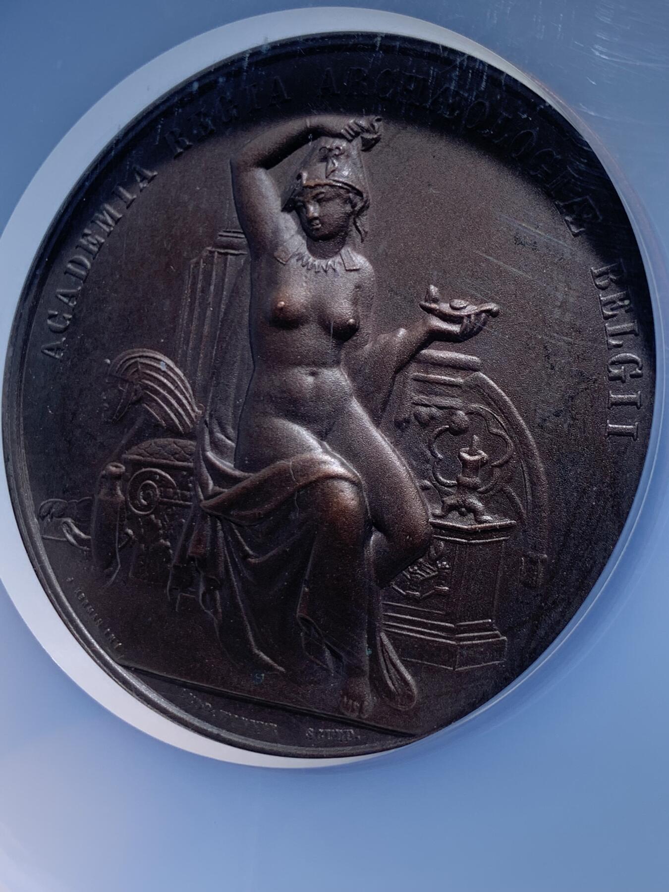 《竞宝斋》第457场 周日，周一，周二   3场连拍 （全场包邮）欢迎送拍 NGC MS62BN 比利时皇家考古学会铜章 59mm 加大加厚盒